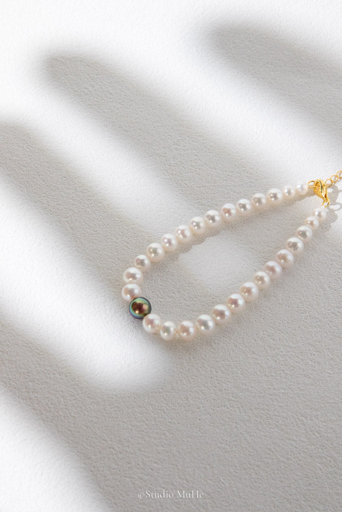 One in the Centre — Purple-Green Freshwater Pearl Bracelet