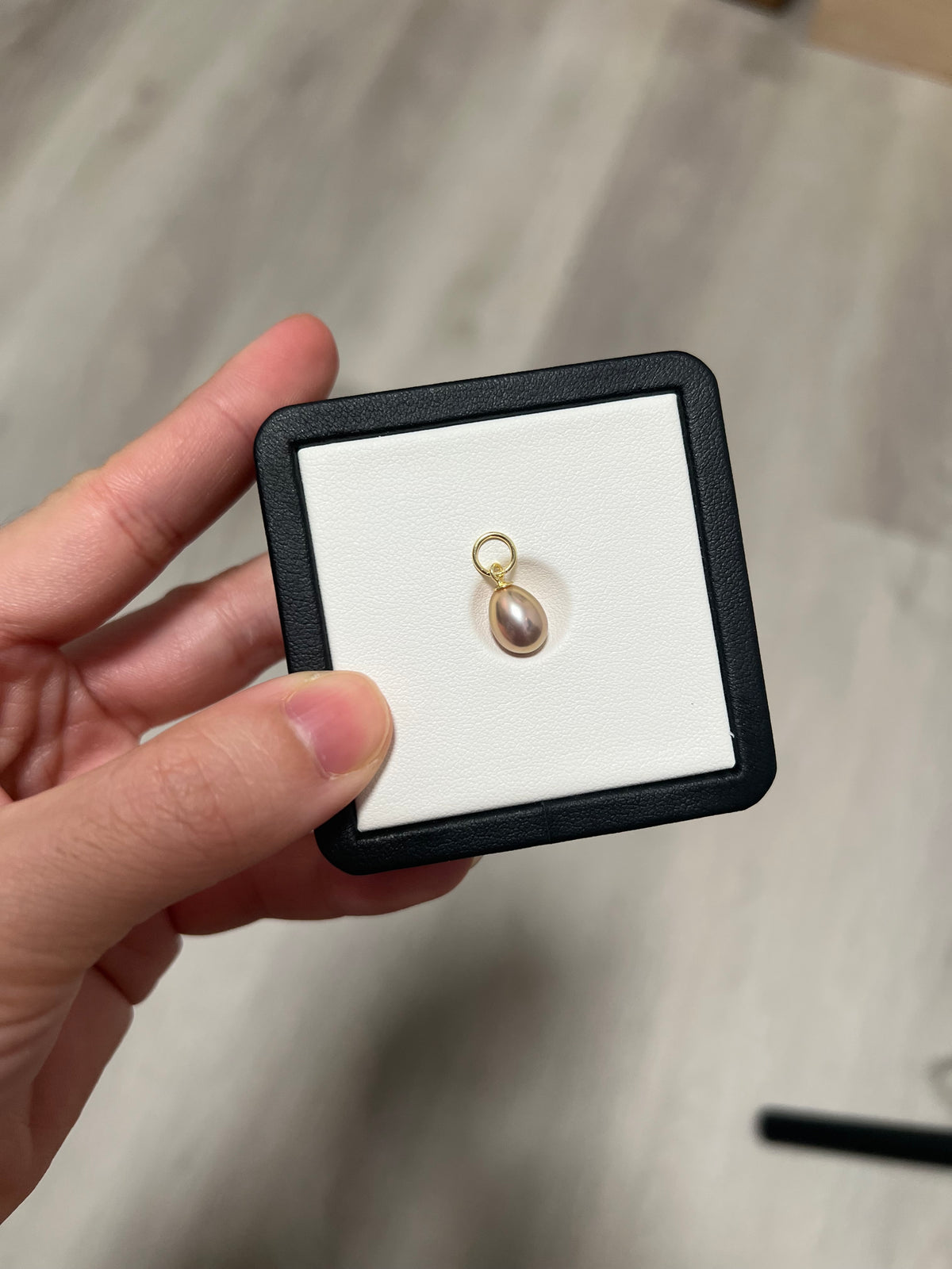 Simple pendant for V.