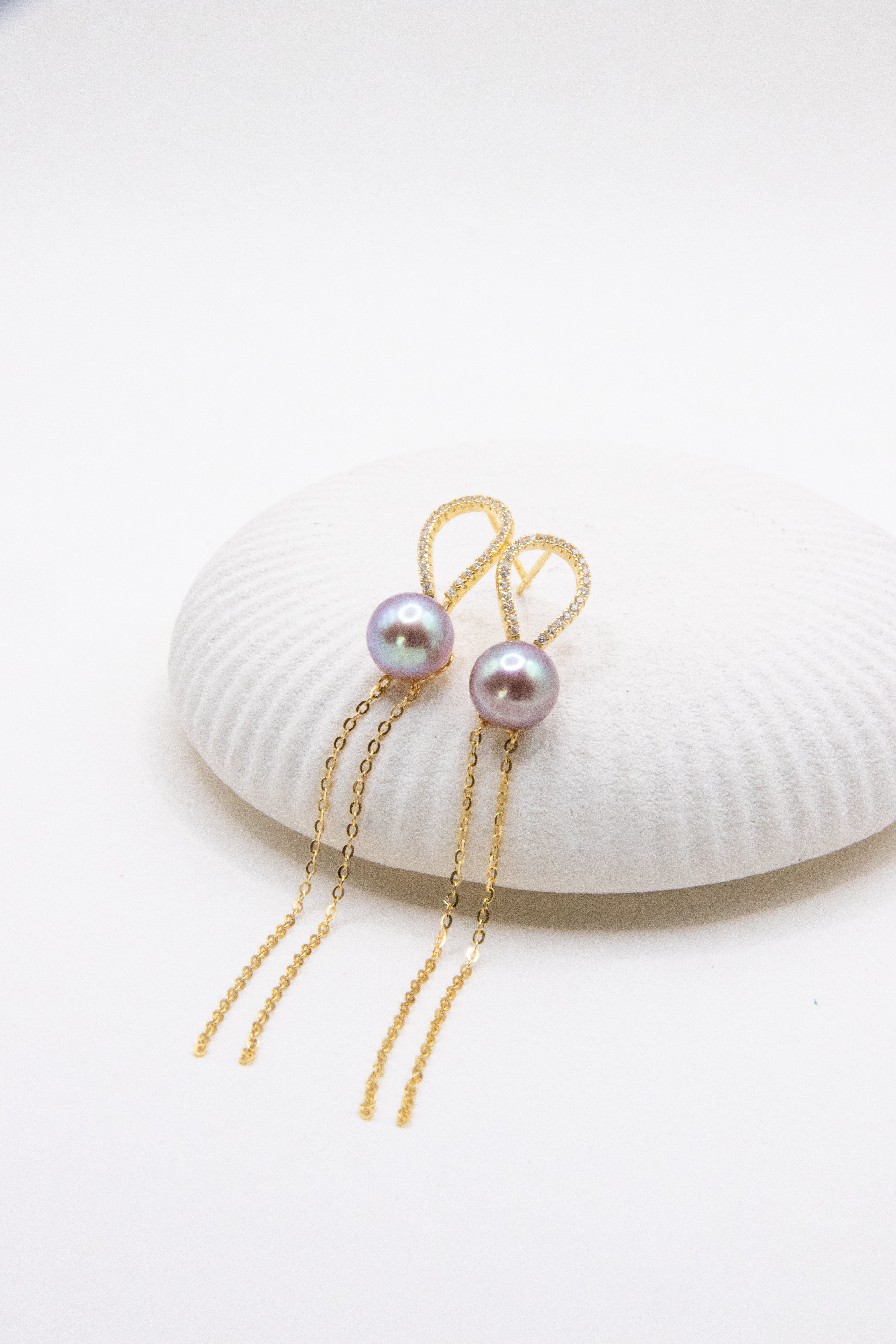 Swinging Purple Freshwater Pearl Earrings – Lightweight Long Chain Design Nr.1