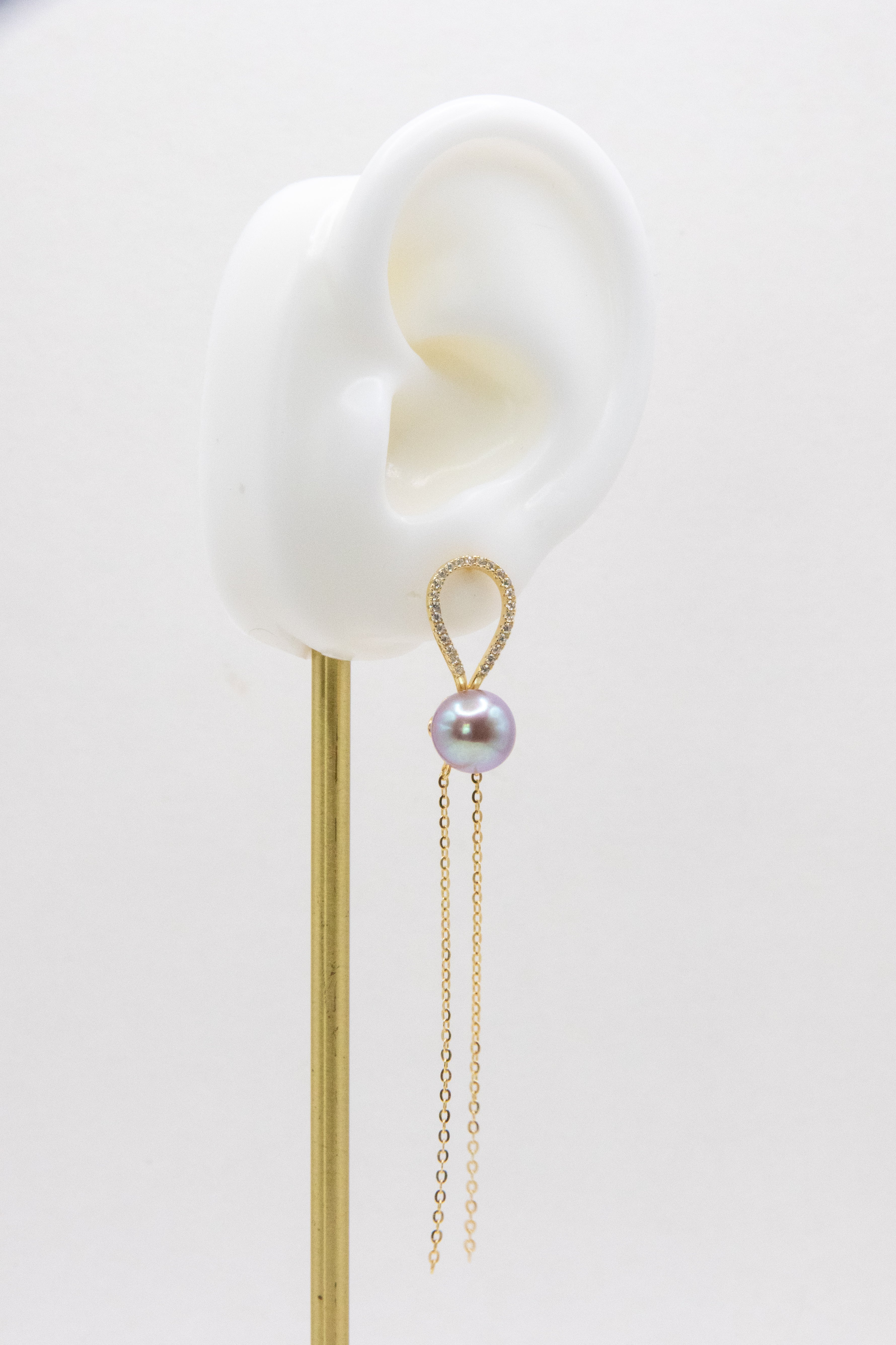Swinging Purple Freshwater Pearl Earrings – Lightweight Long Chain Design Nr.1