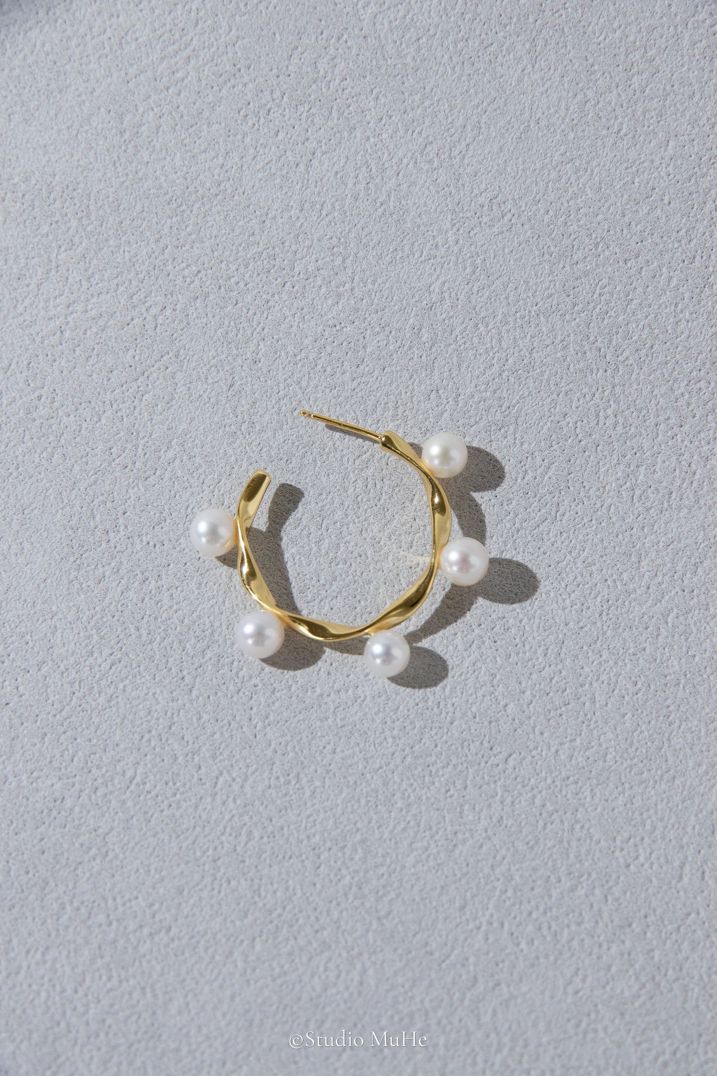 Shiny Rolling-sterling silver earring with 10 pieces white round pearls.