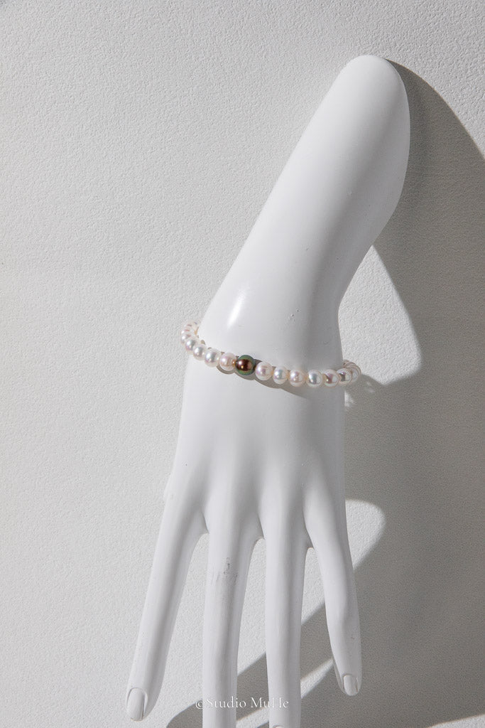 One in the Centre — Purple-Green Freshwater Pearl Bracelet