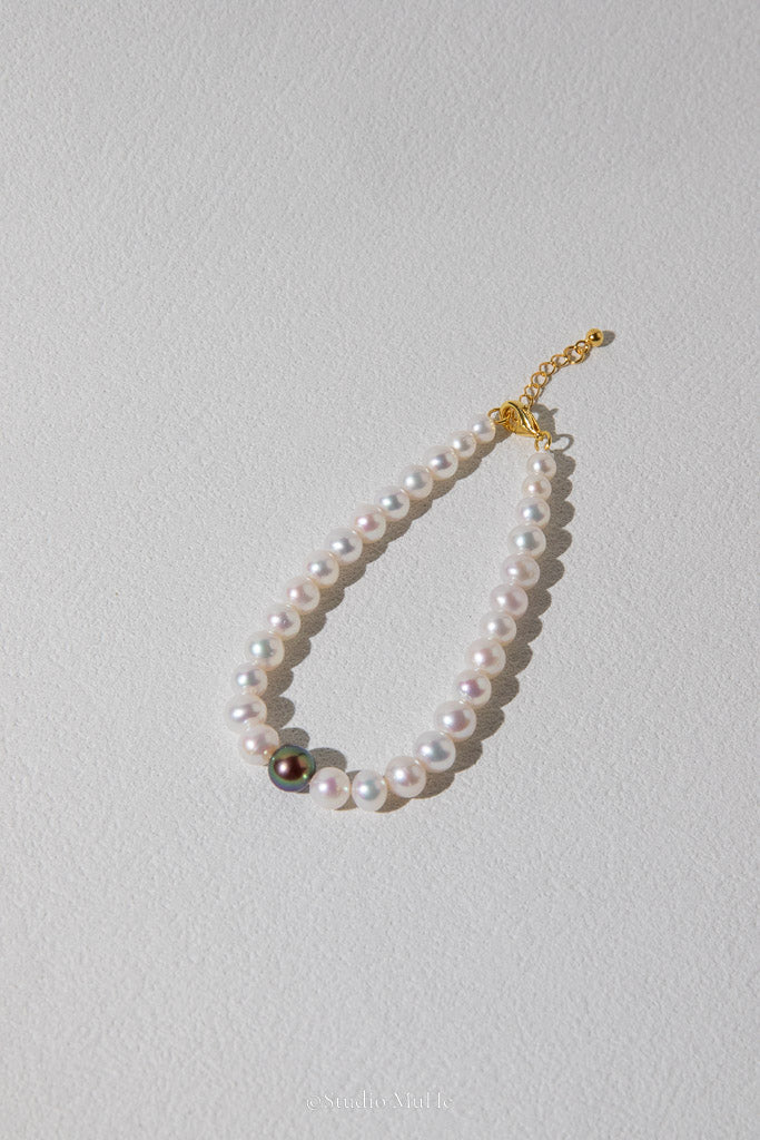 One in the Centre — Purple-Green Freshwater Pearl Bracelet