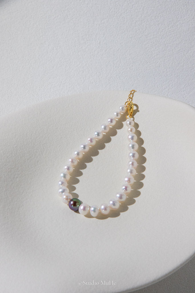 One in the Centre — Purple-Green Freshwater Pearl Bracelet