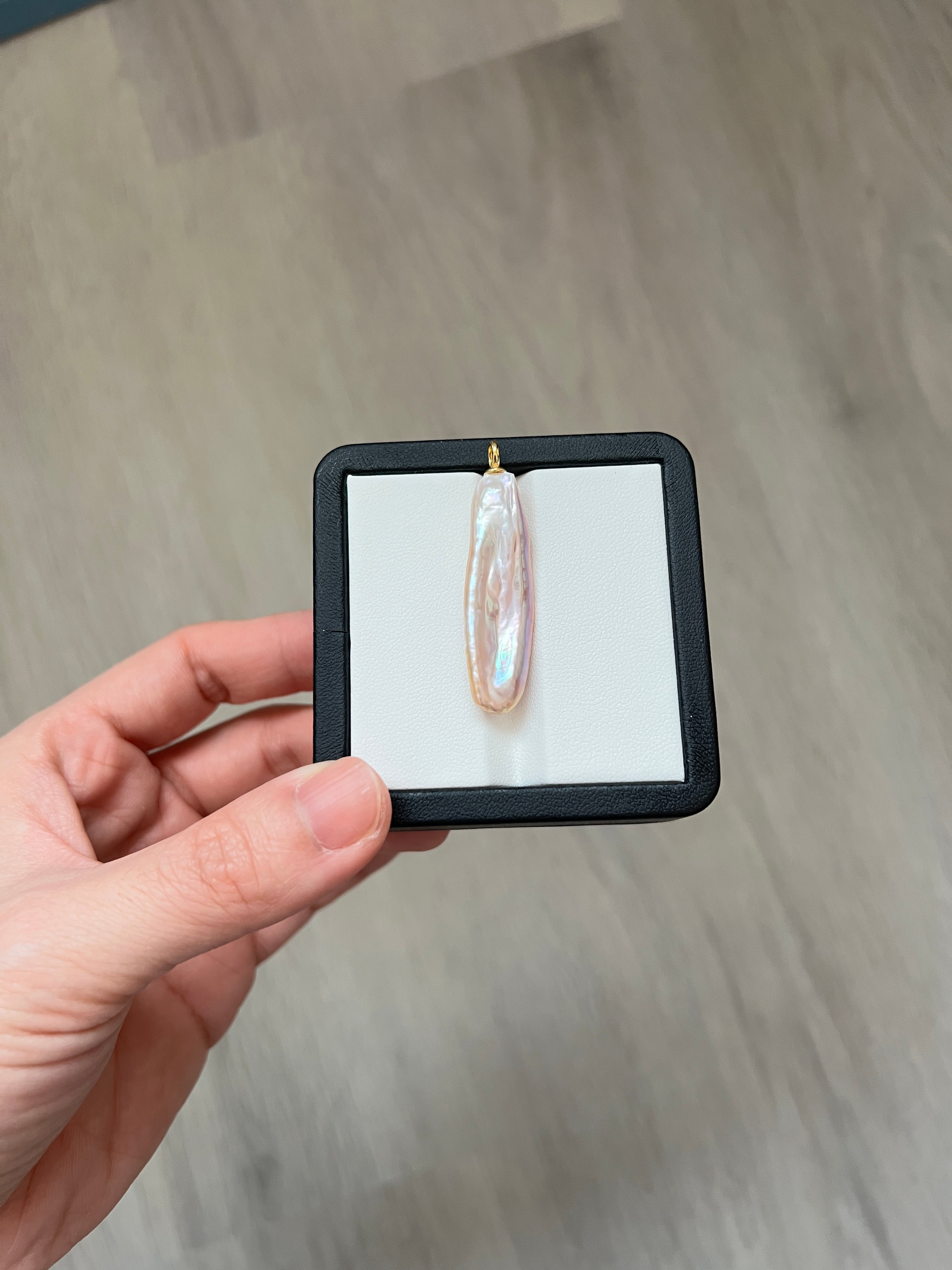 Long seedless pearl pendant