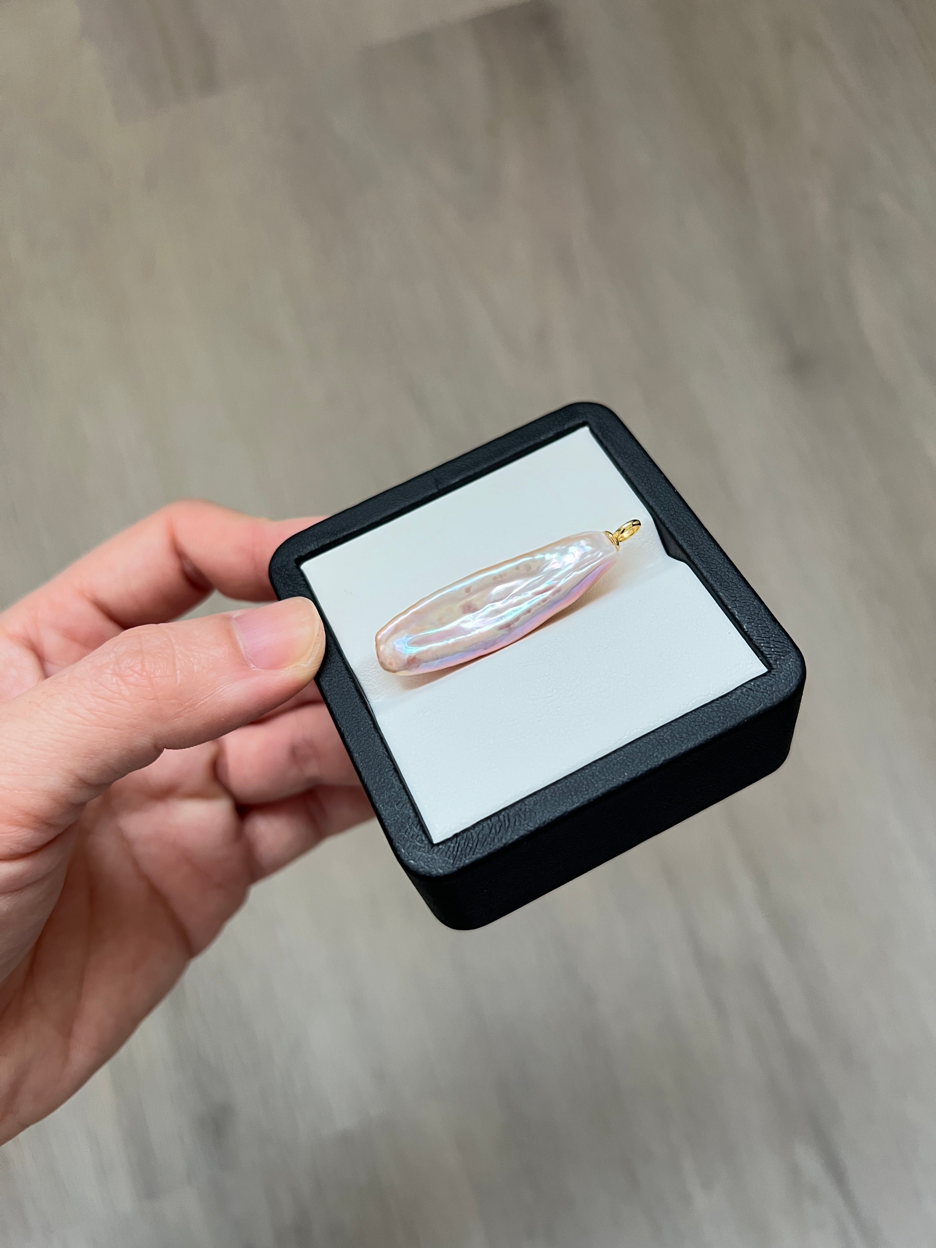 Long seedless pearl pendant