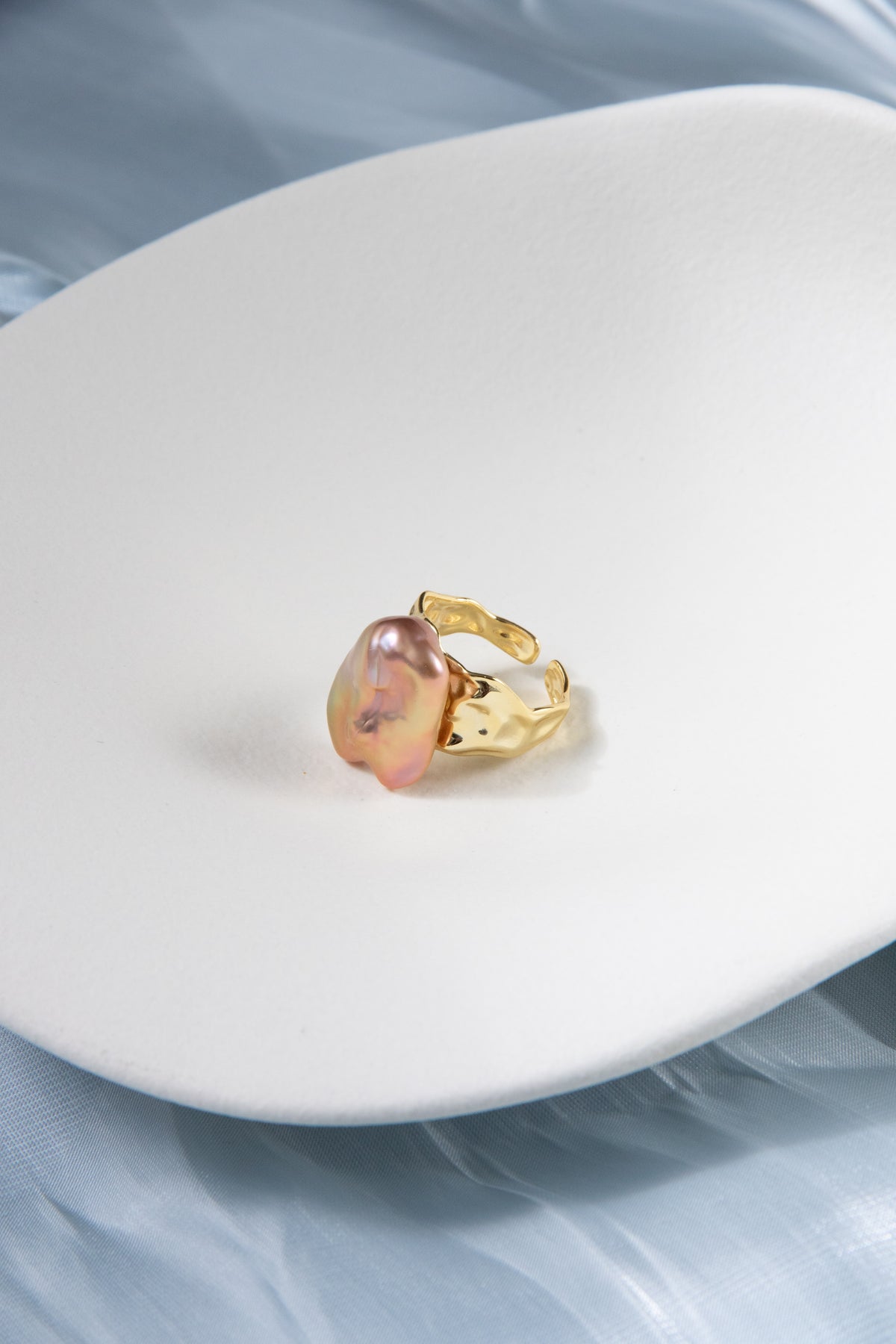 Golden Thick petal irregular shaped pearl ring