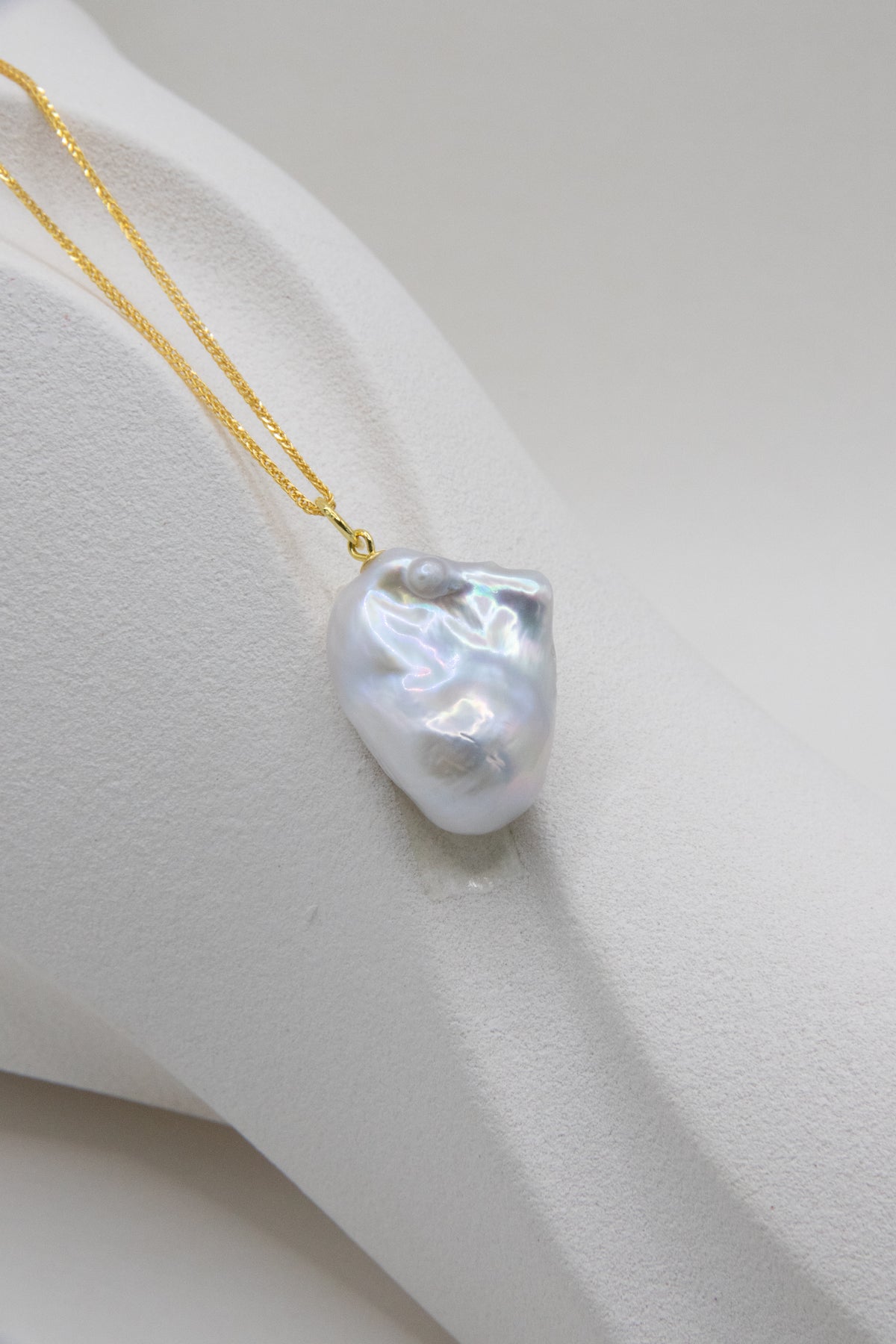 White Rose-Non bleached white baroque pearl necklace set
