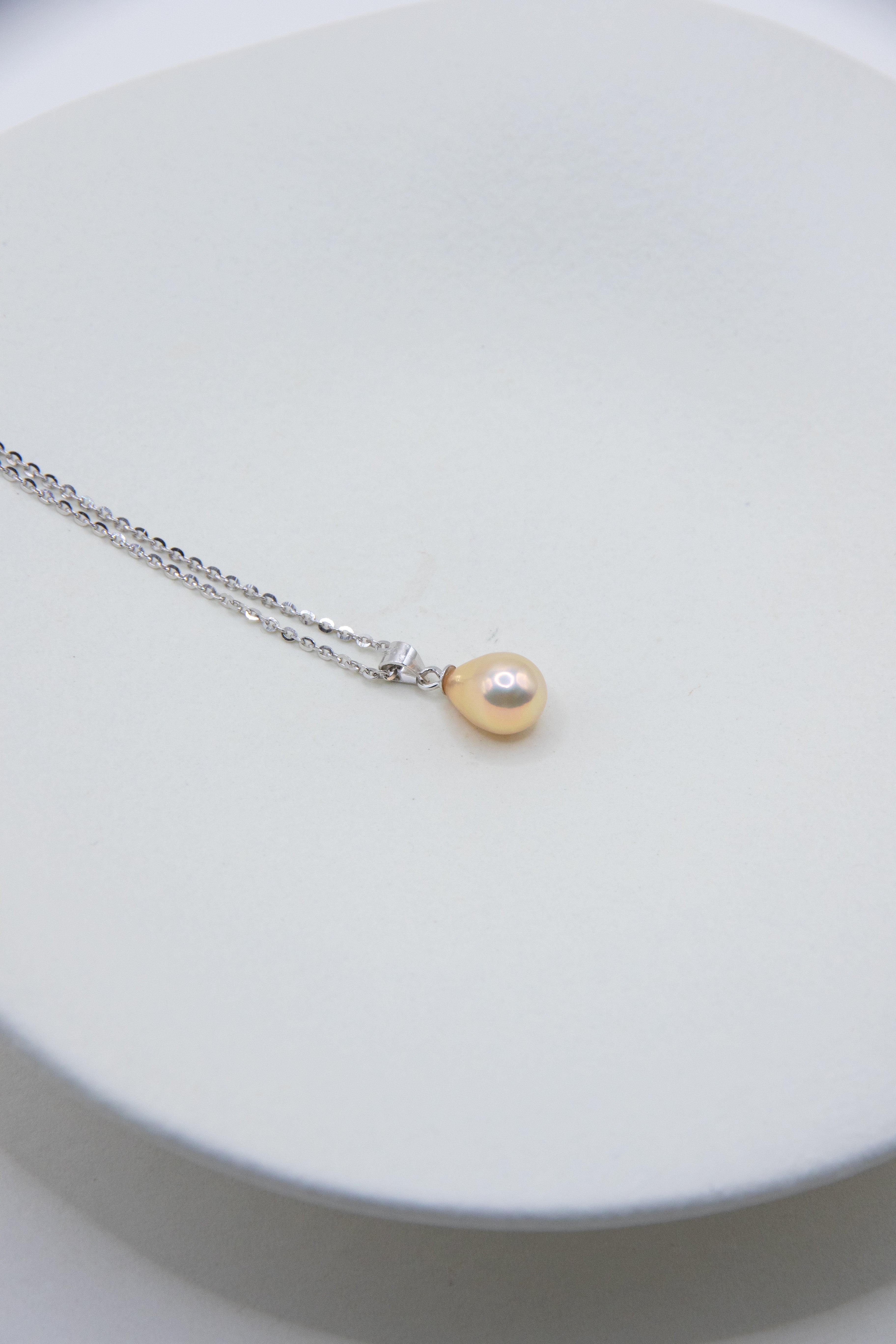 Excellent level drop pearl necklace-clear golden