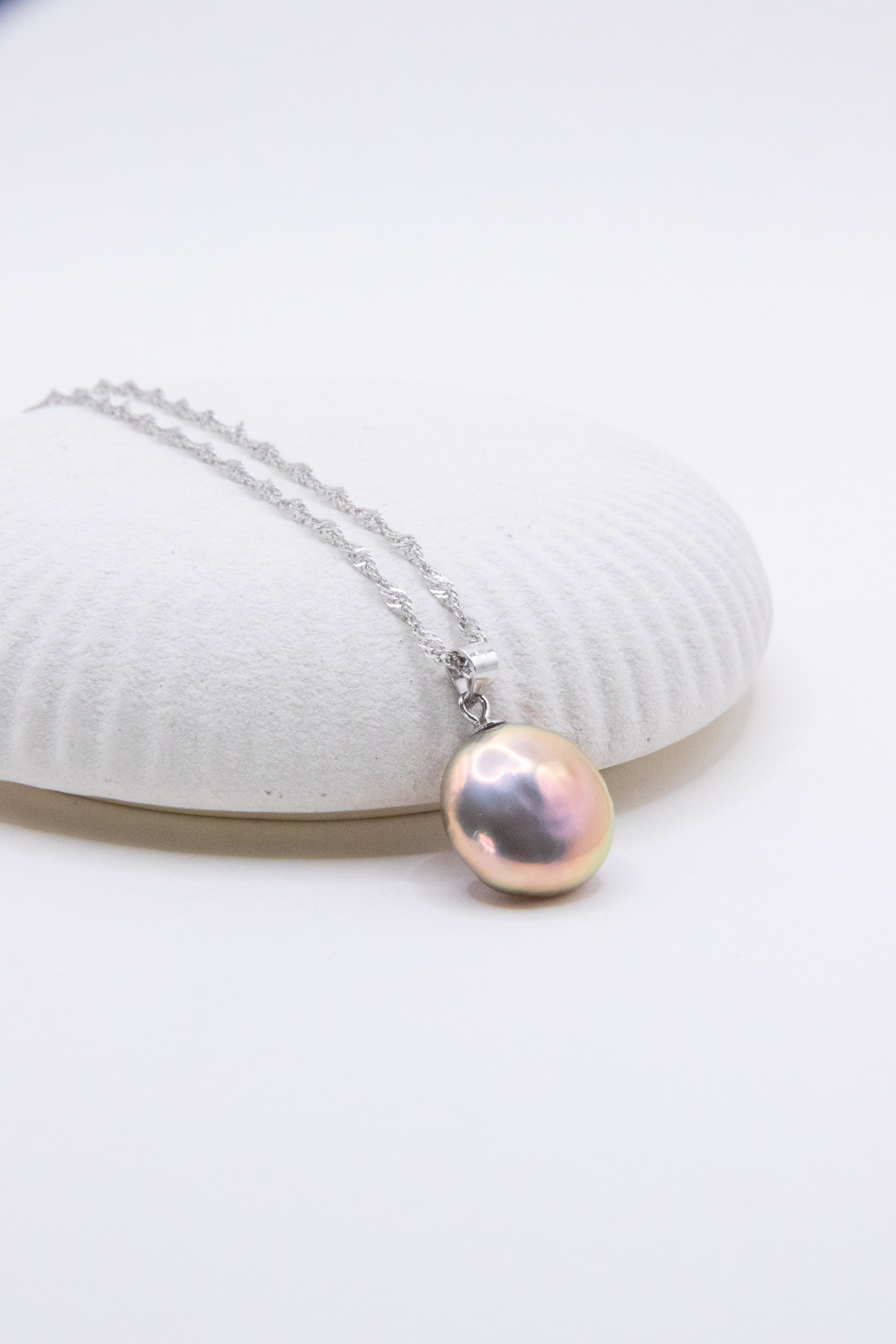 Excellent metallic button pearl - crazy metal.