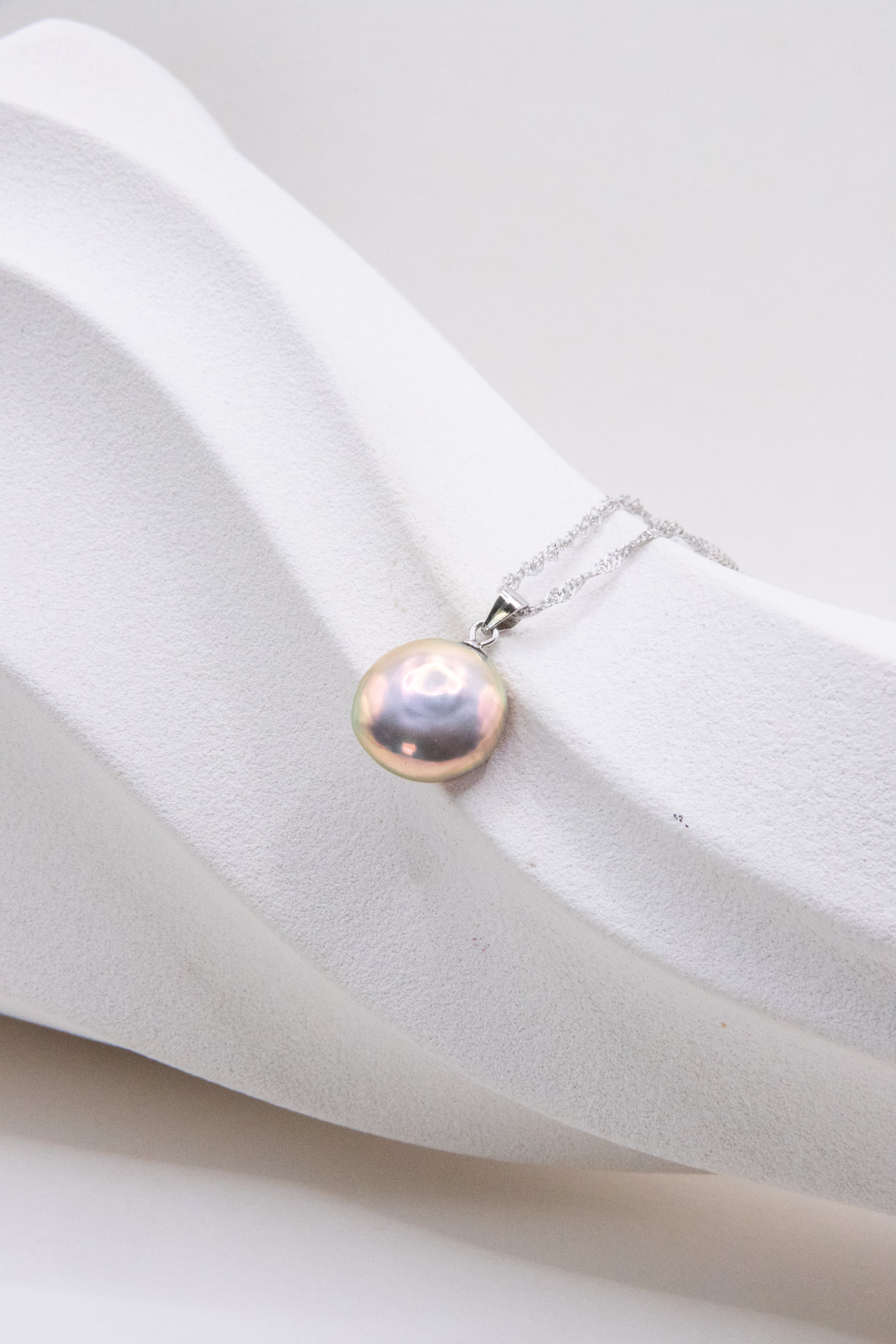Excellent metallic button pearl - crazy metal.