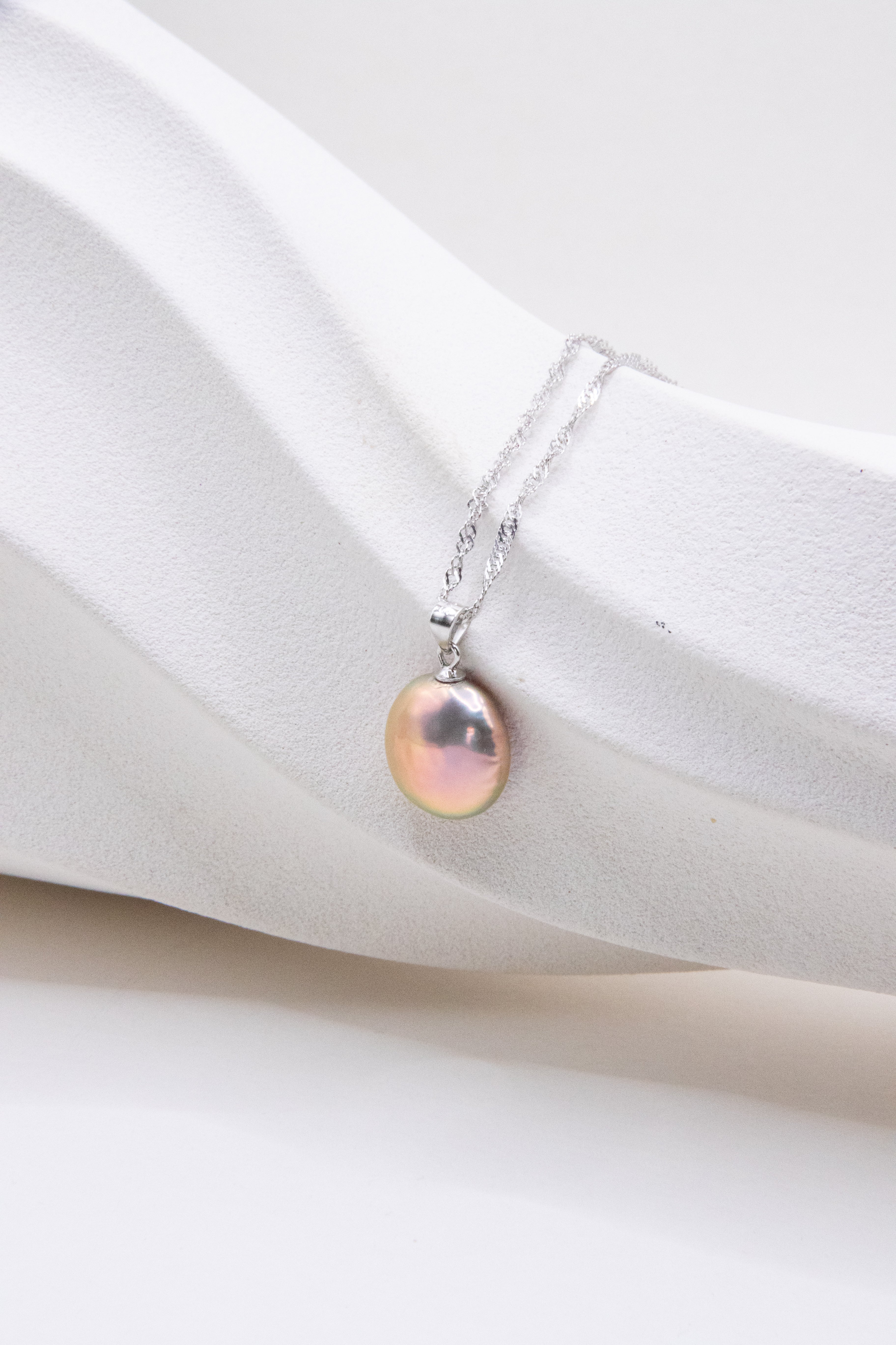 Excellent metallic button pearl - crazy metal.