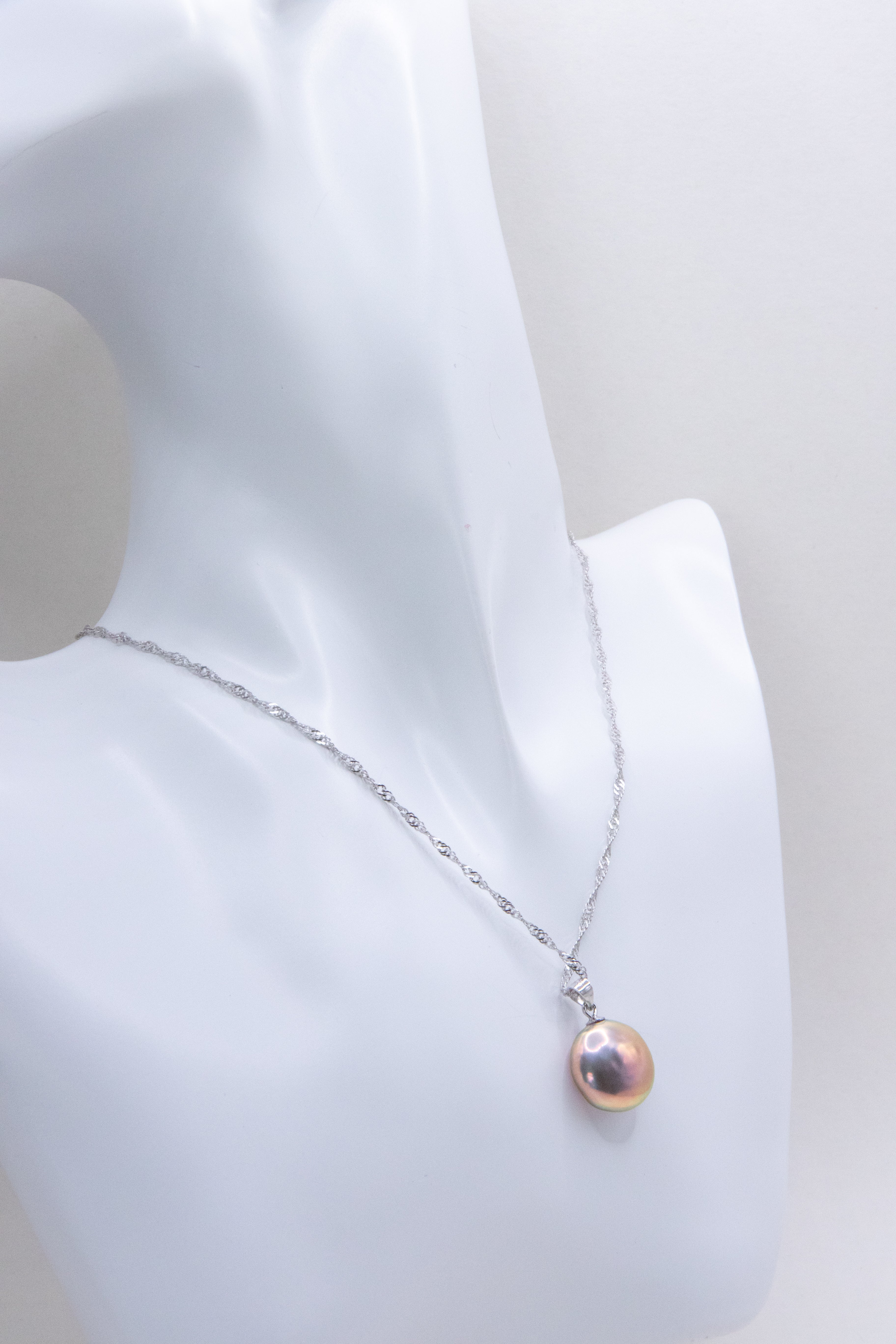 Excellent metallic button pearl - crazy metal.