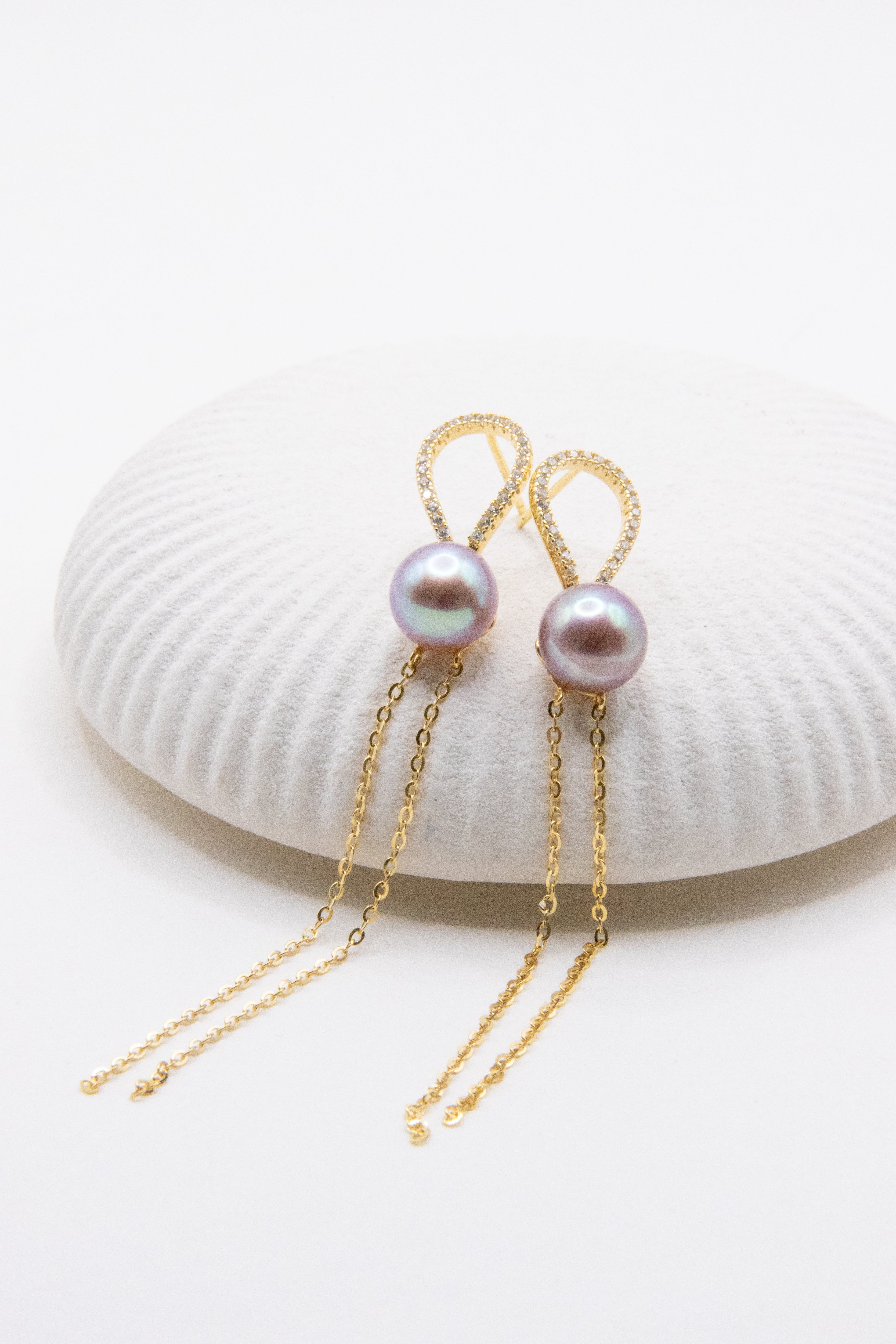 Swinging Purple Freshwater Pearl Earrings – Lightweight Long Chain Design Nr.1