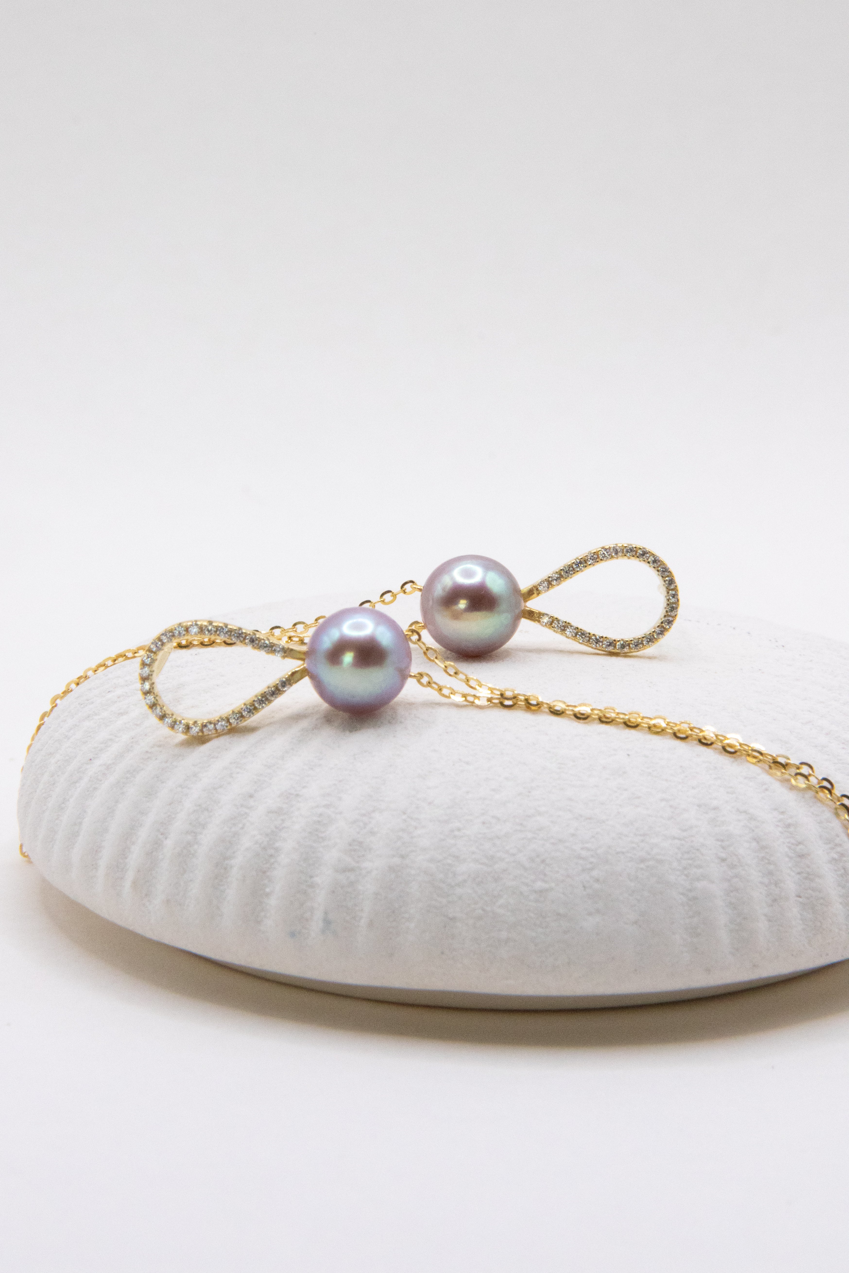 Swinging Purple Freshwater Pearl Earrings – Lightweight Long Chain Design Nr.1