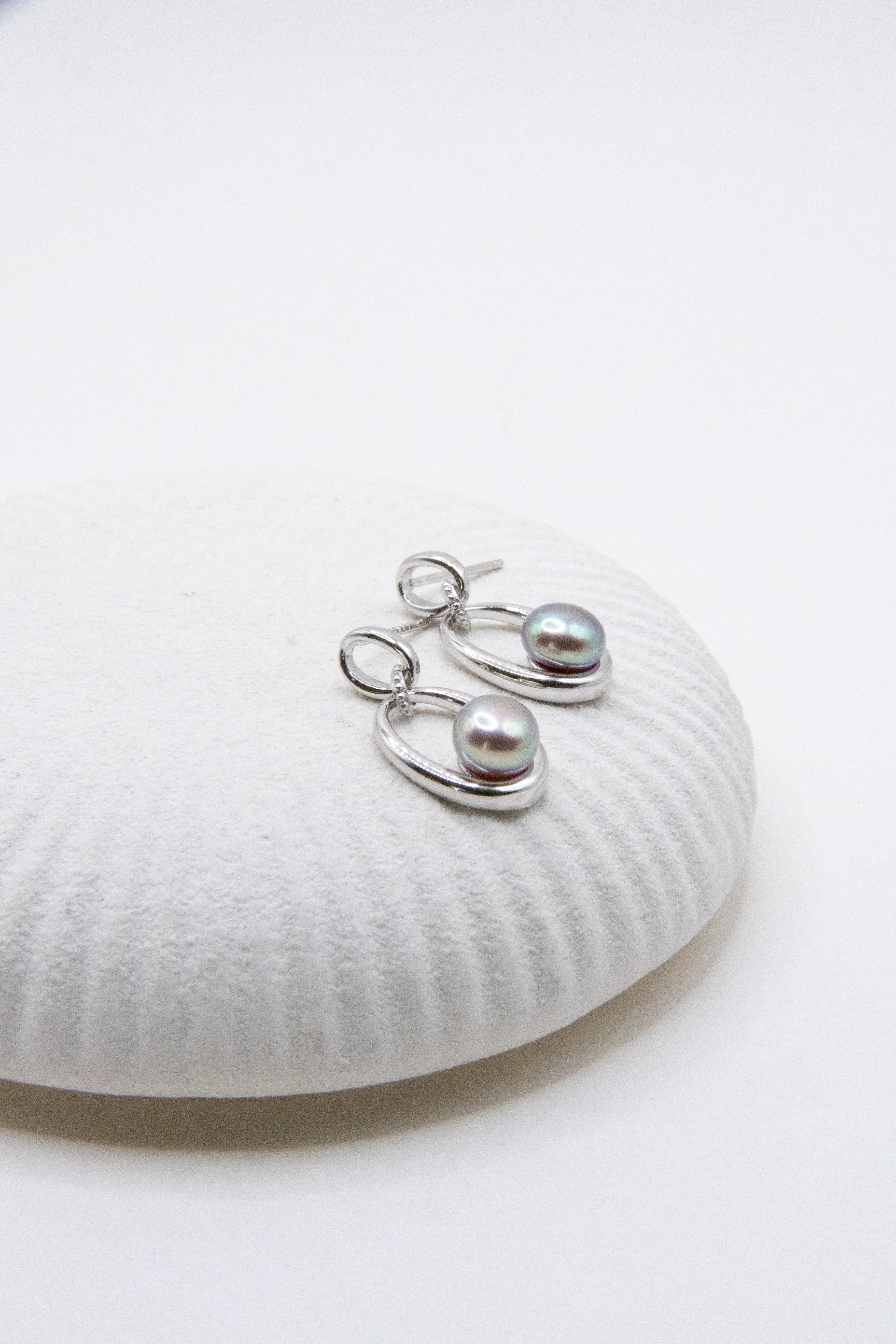 Daily Oval Small pearl earrings