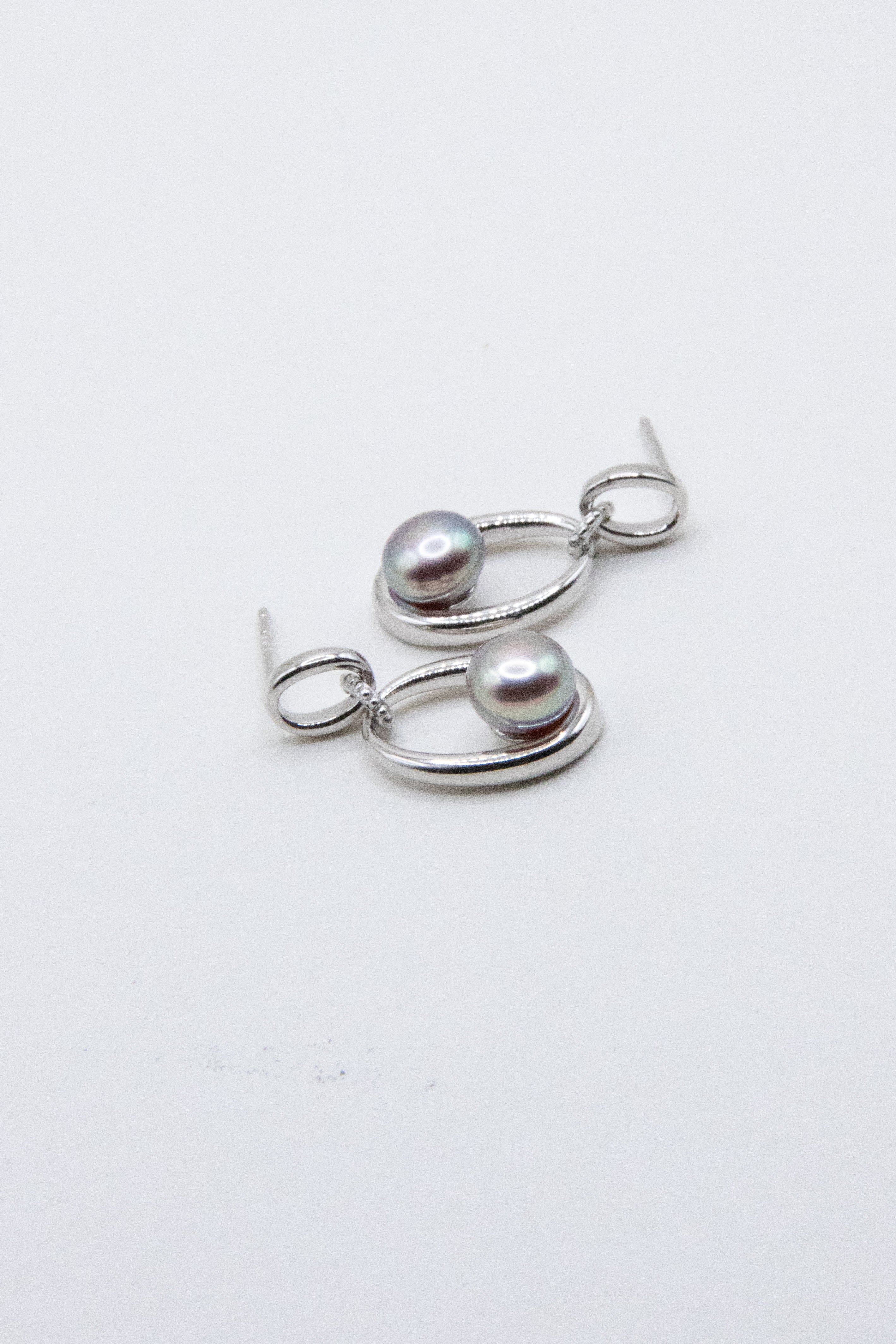 Daily Oval Small pearl earrings