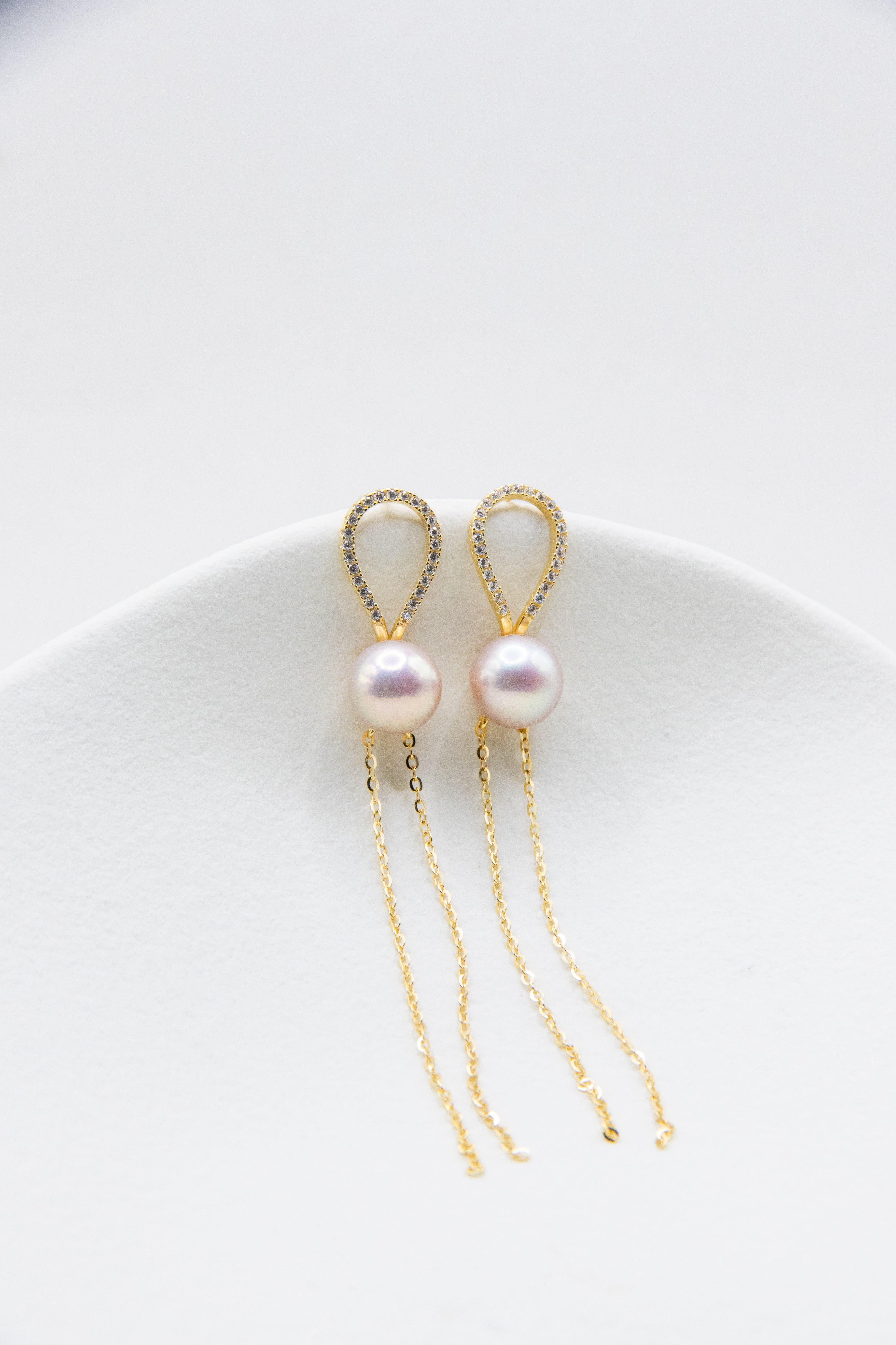 Breathing – Natural Color Freshwater Pearls & Gold-Plated Chain Design