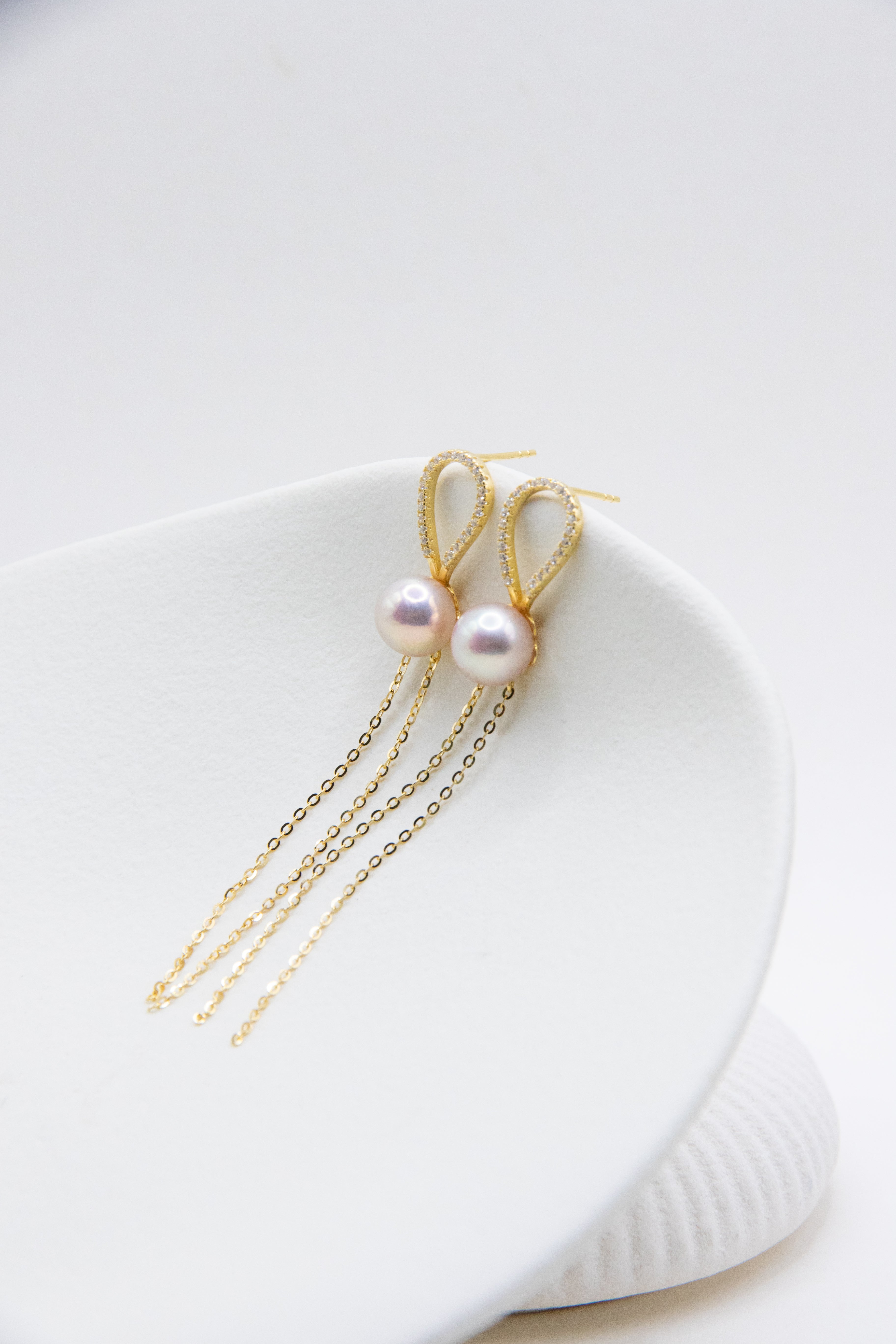 Breathing – Natural Color Freshwater Pearls & Gold-Plated Chain Design