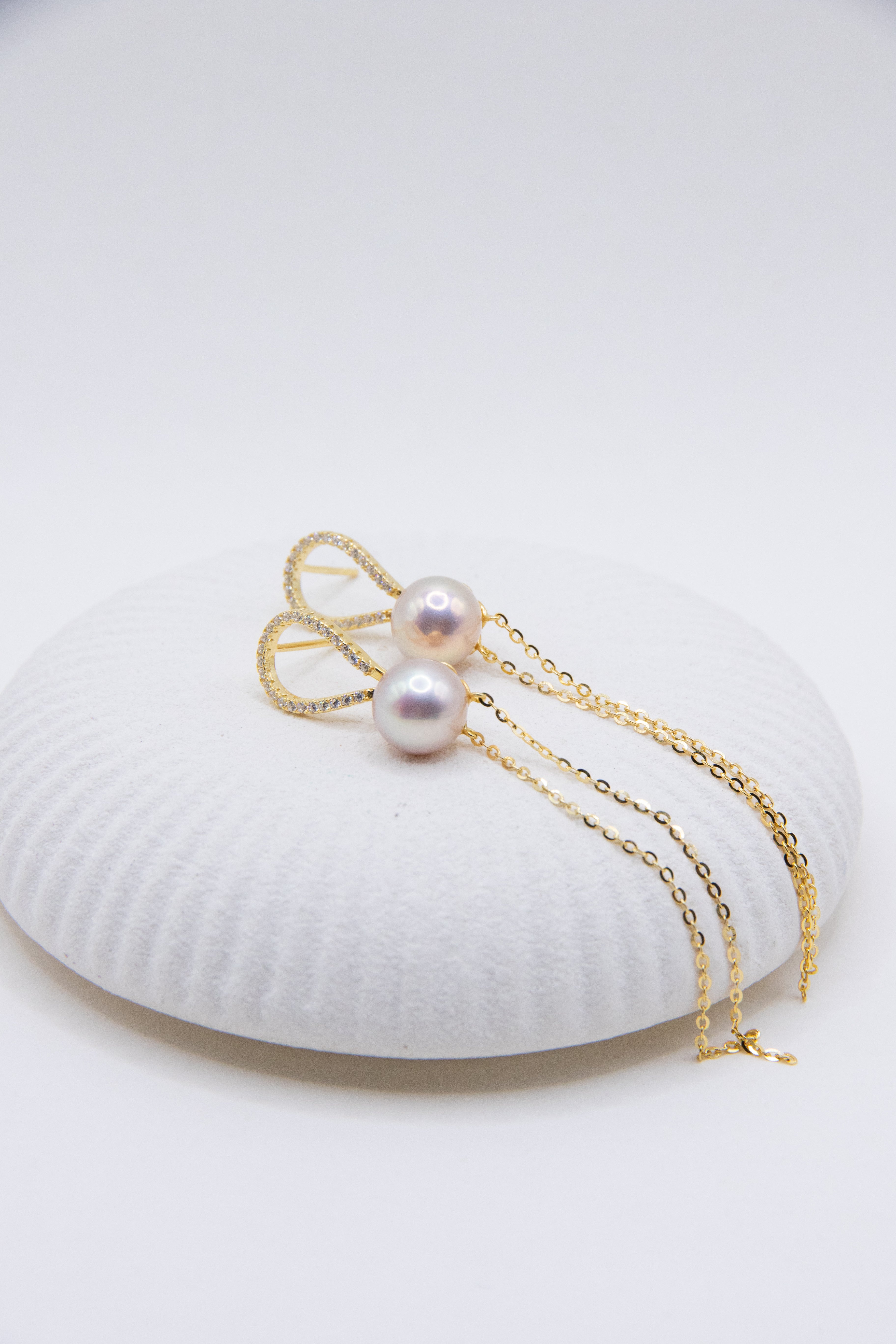 Breathing – Natural Color Freshwater Pearls & Gold-Plated Chain Design