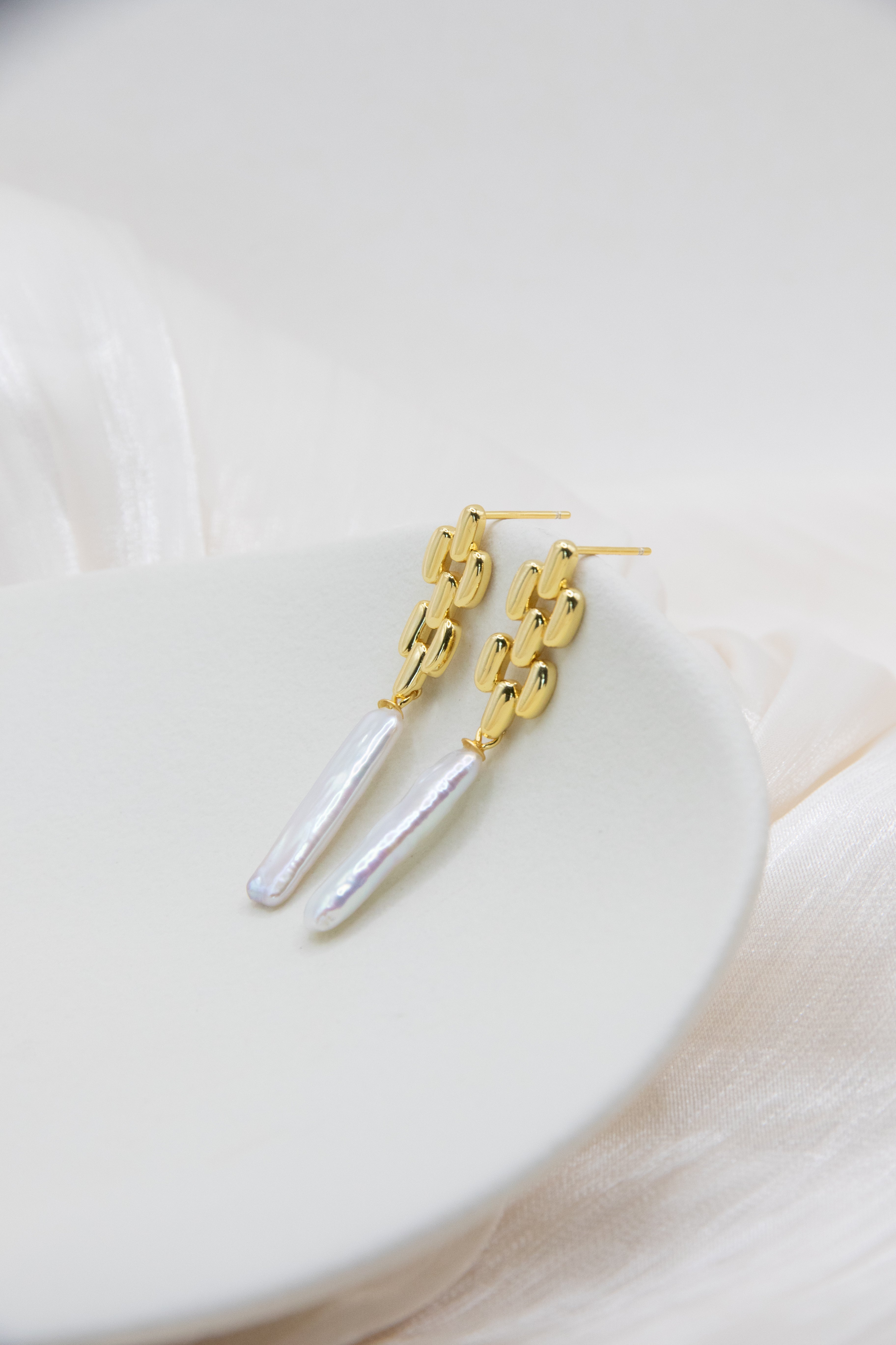 Modern Skyline – Long White stick Pearl Earrings