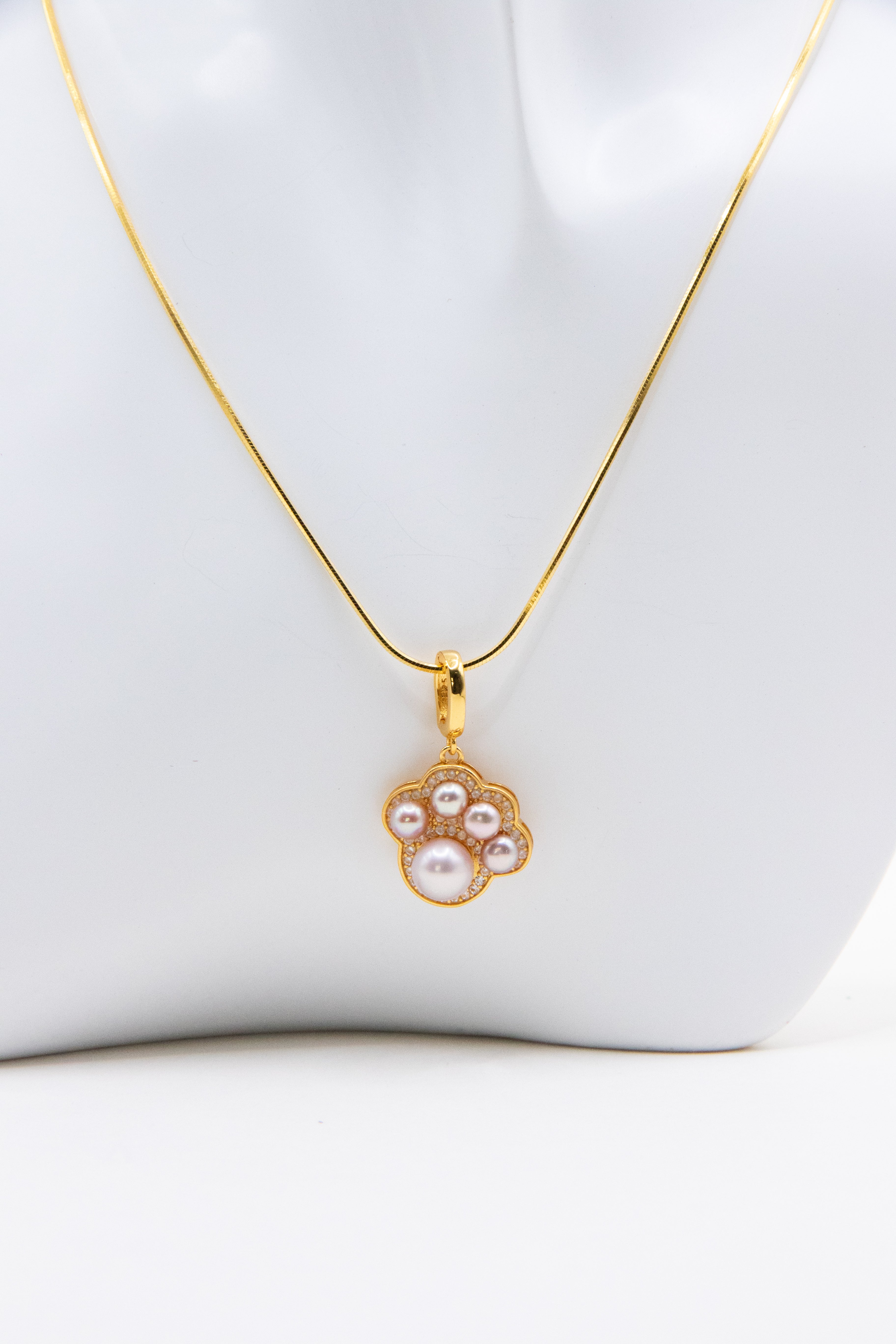 Cat Paw Pearl Pendant Necklace – 5 Freshwater Pearls on Gold-Plated Snake Chain for Cat Lovers