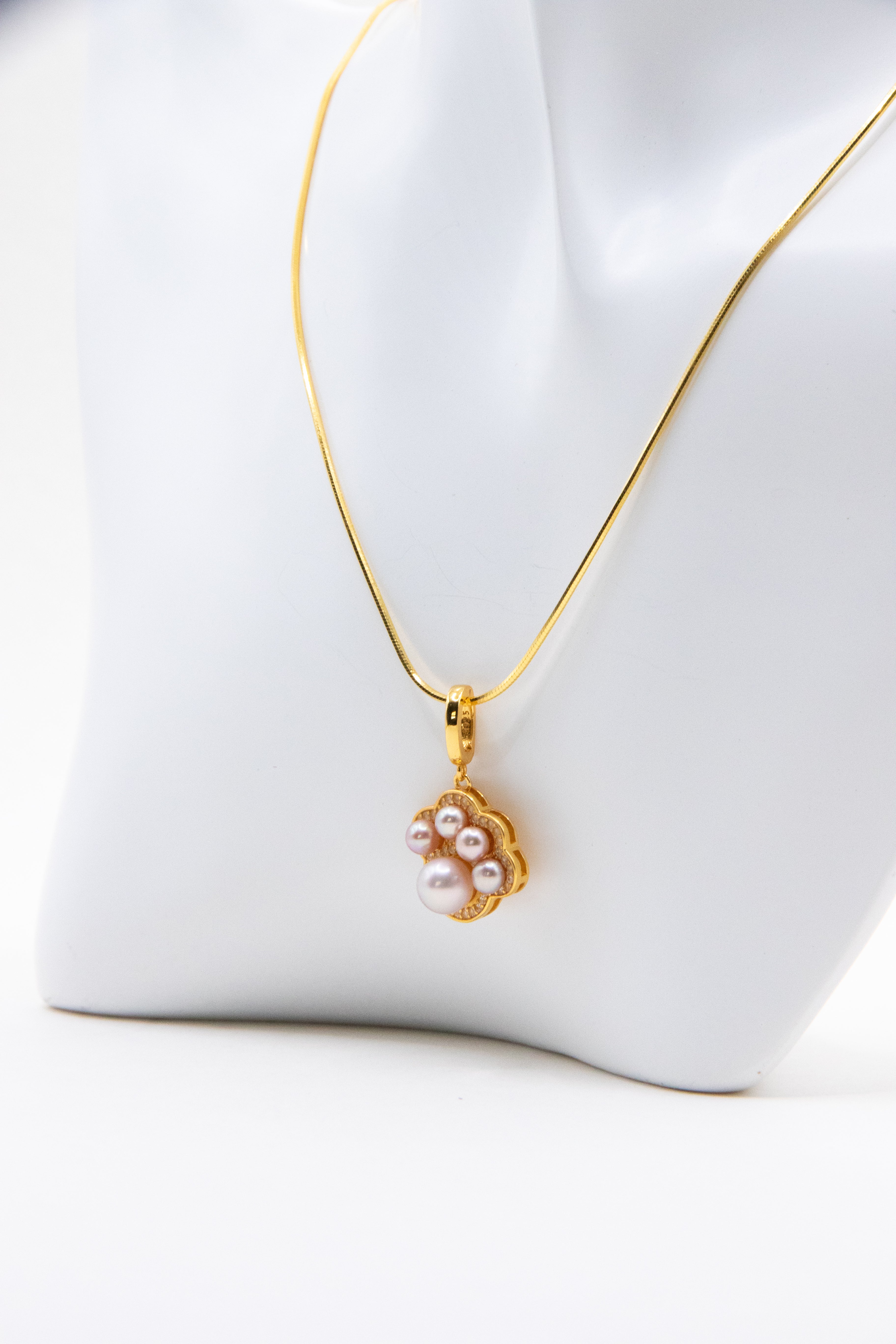 Cat Paw Pearl Pendant Necklace – 5 Freshwater Pearls on Gold-Plated Snake Chain for Cat Lovers