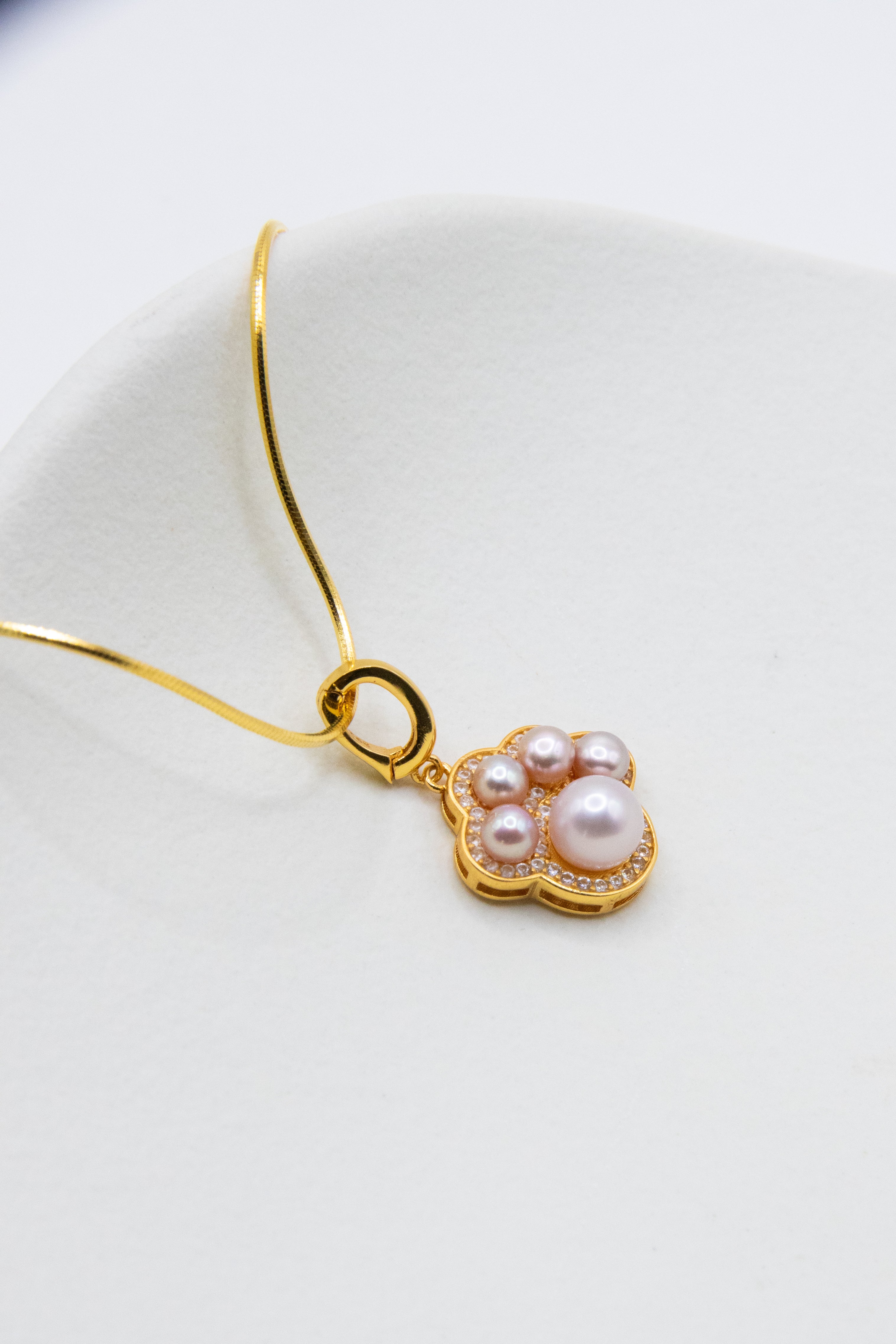 Cat Paw Pearl Pendant Necklace – 5 Freshwater Pearls on Gold-Plated Snake Chain for Cat Lovers