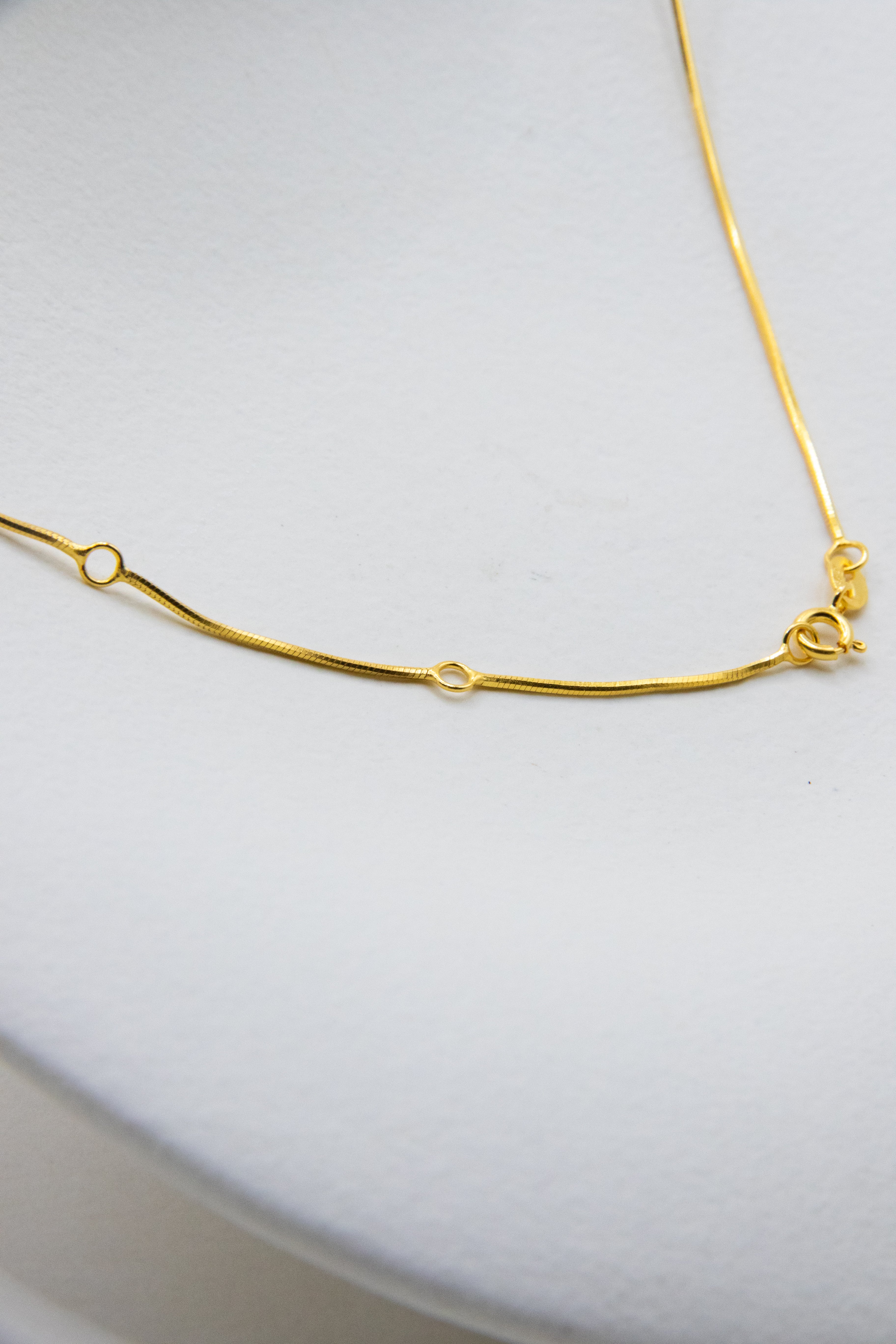 Cat Paw Pearl Pendant Necklace – 5 Freshwater Pearls on Gold-Plated Snake Chain for Cat Lovers