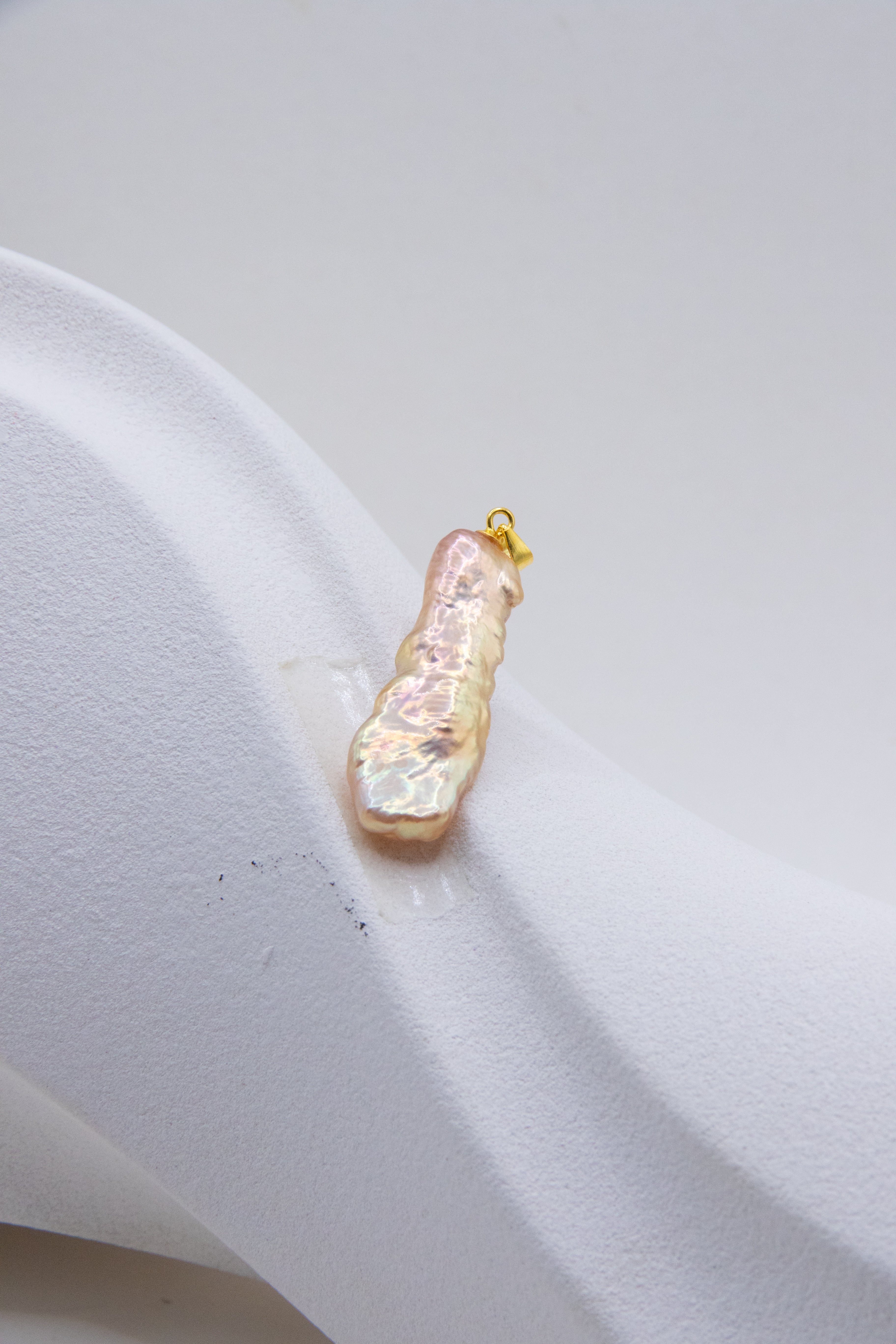Golden PiPa Pearl Pendant – Large Metallic Seedless Baroque Pearl