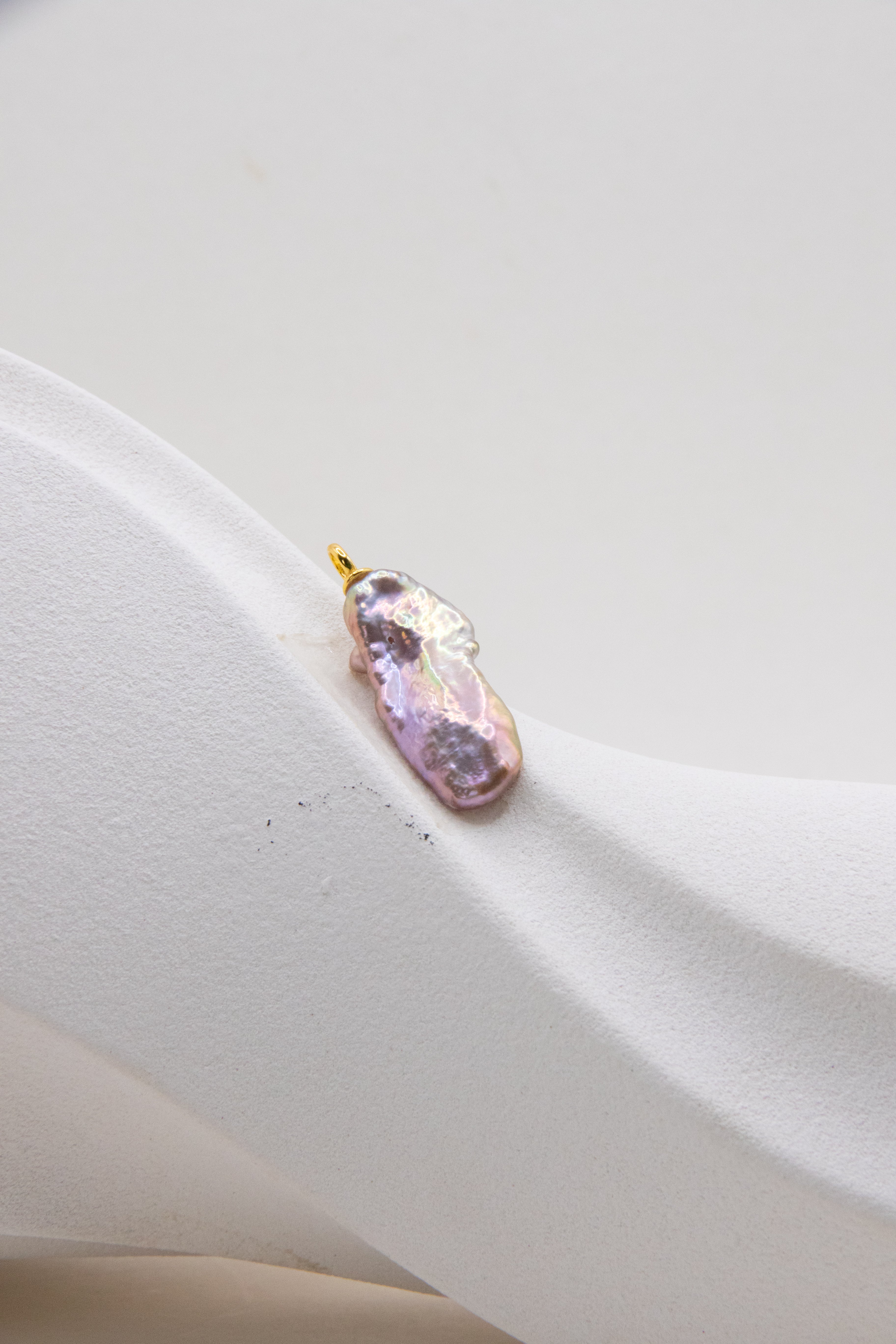 Excellent Metallic Green-Purple PiPa Baroque Pearl Pendant – Rare Seedless Long Pearl for Bold Expression