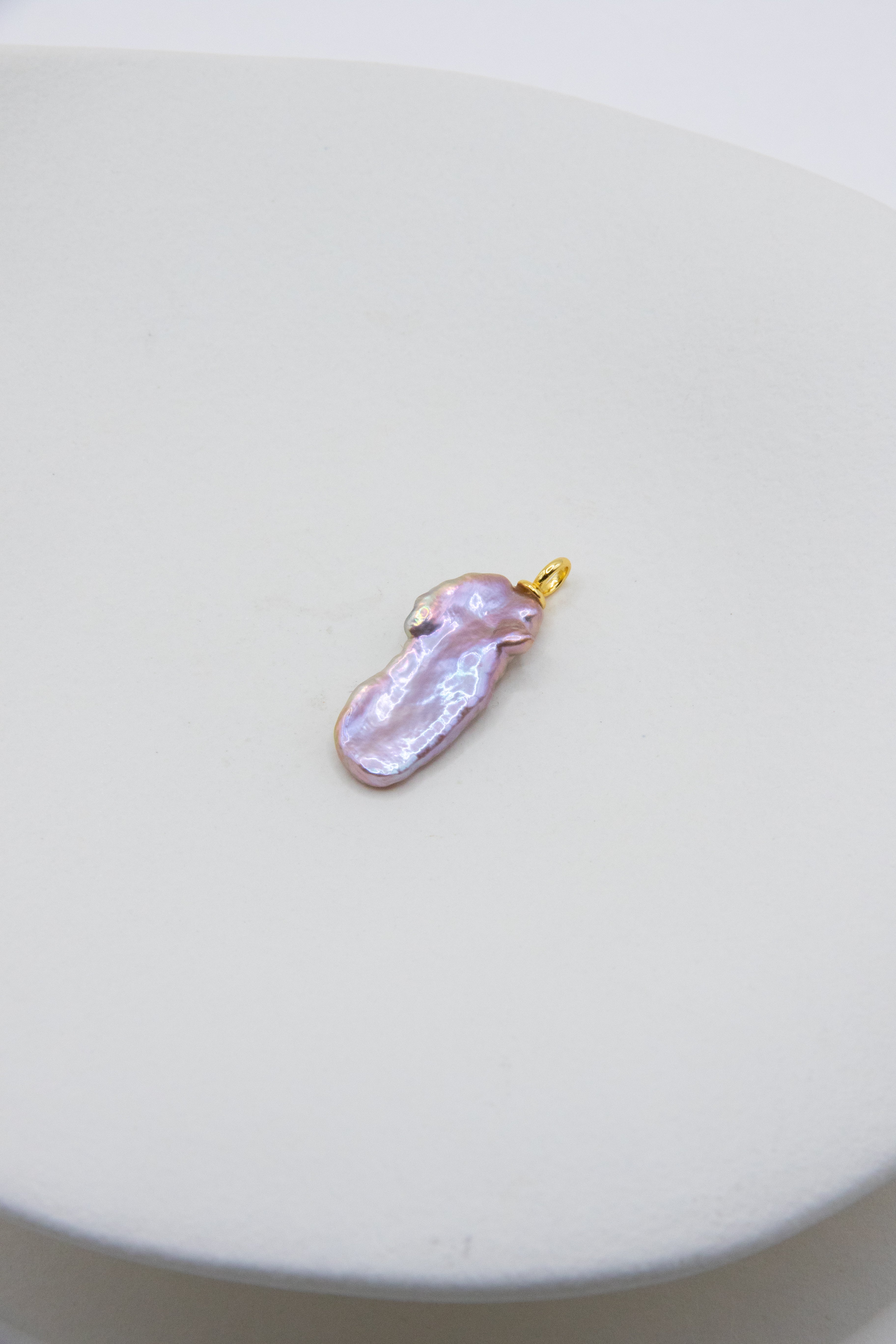 Excellent Metallic Green-Purple PiPa Baroque Pearl Pendant – Rare Seedless Long Pearl for Bold Expression