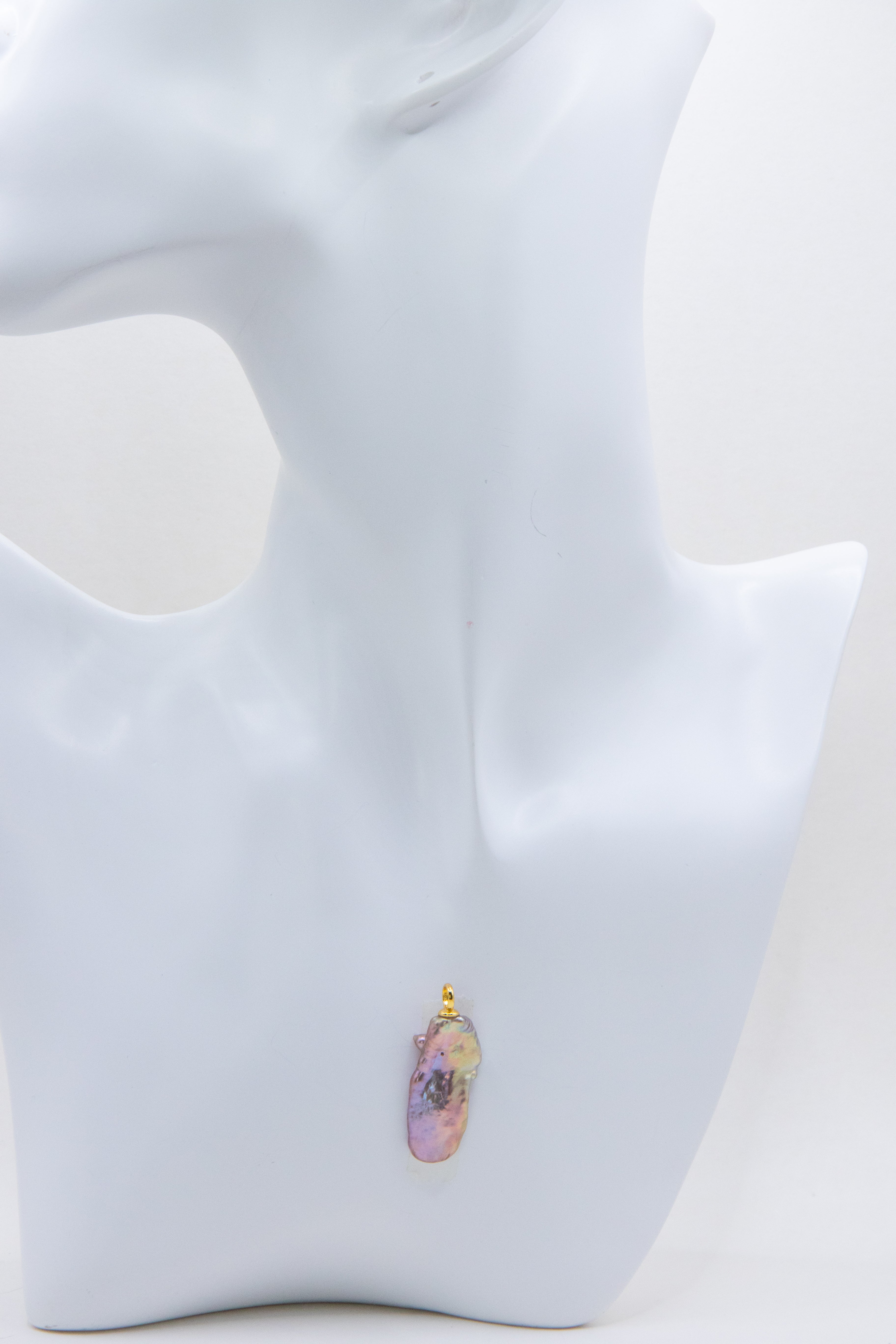 Excellent Metallic Green-Purple PiPa Baroque Pearl Pendant – Rare Seedless Long Pearl for Bold Expression