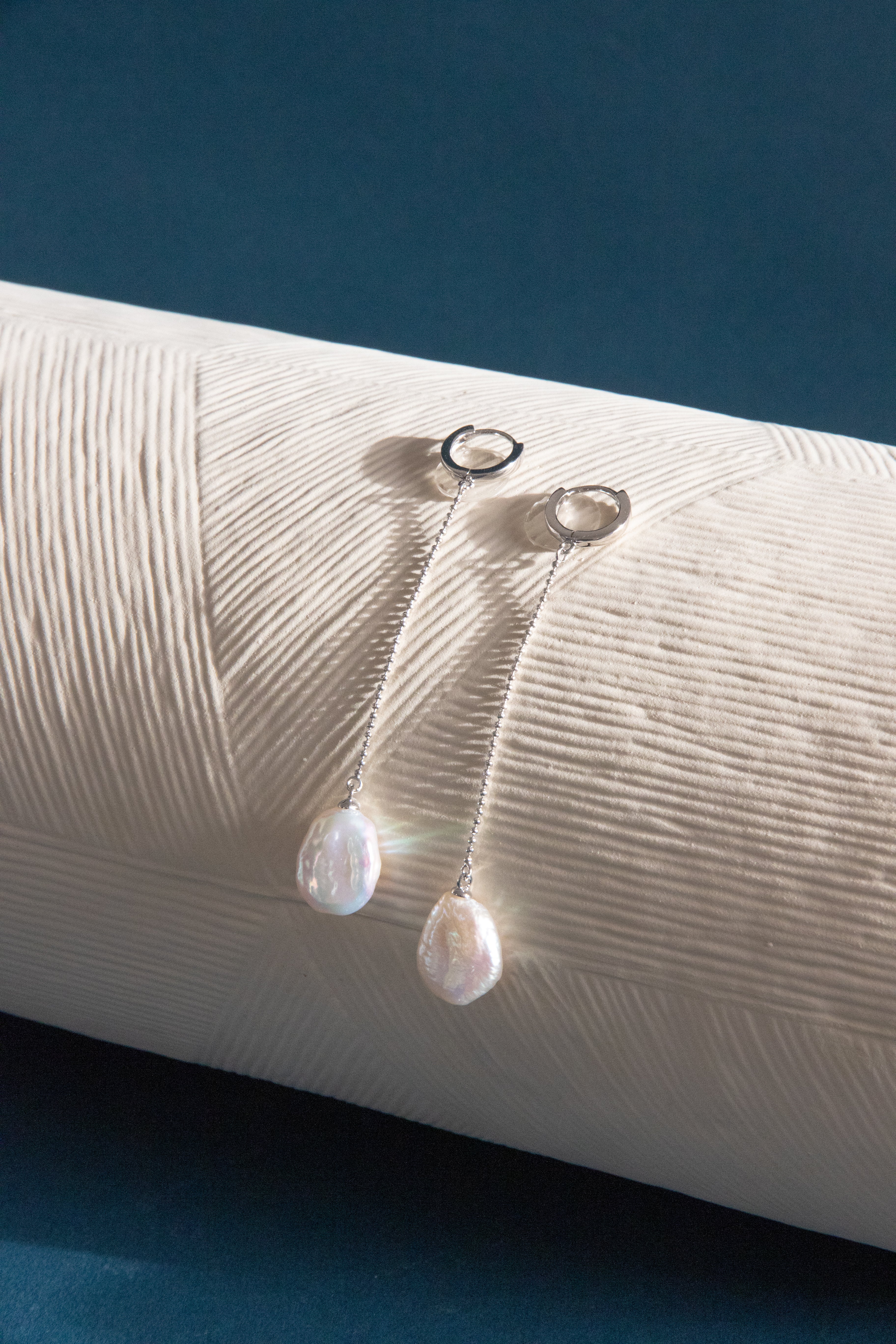 Featherlight Chain Earrings with Swinging Pearls – Whispering Elegance