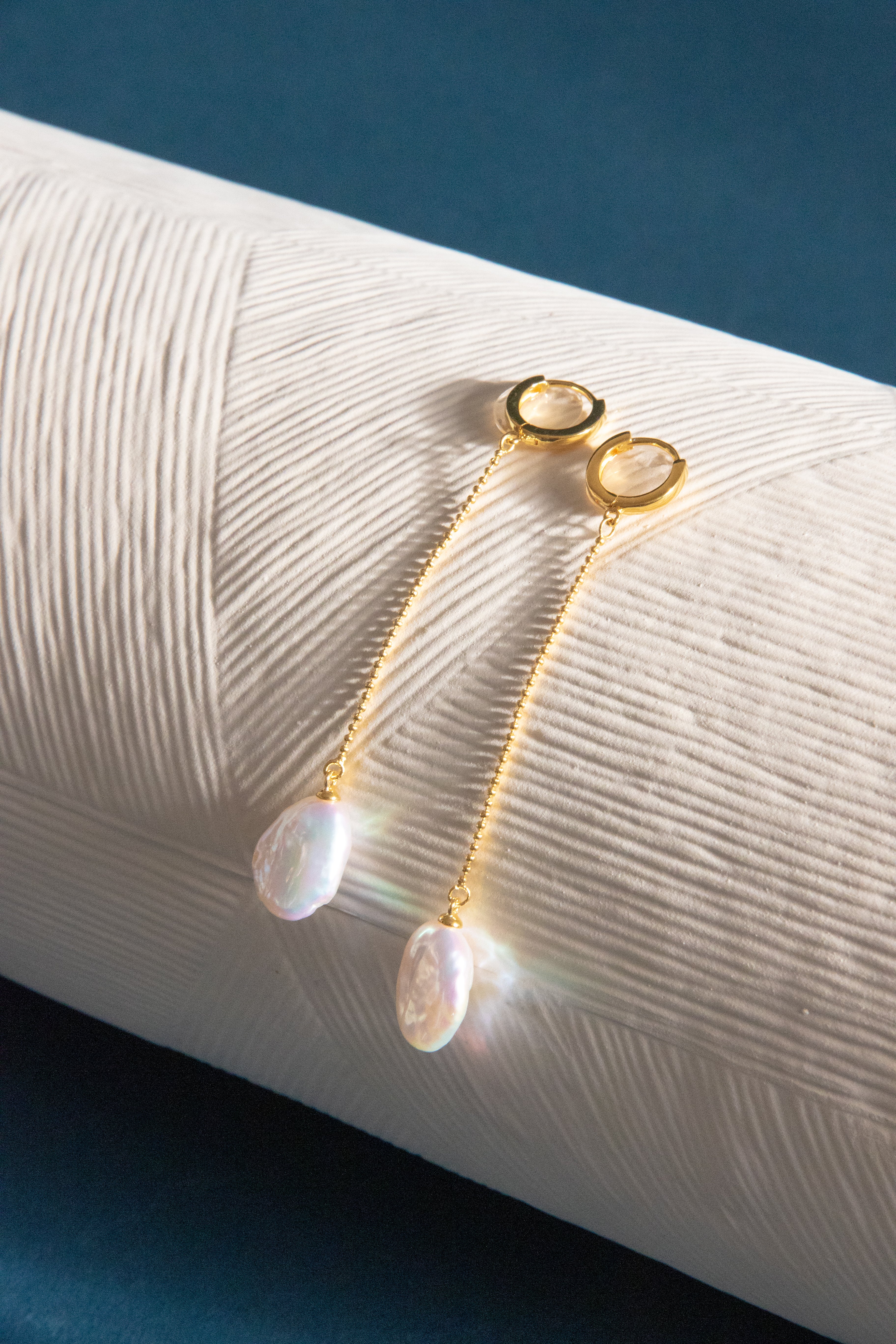 Featherlight Chain Earrings with Swinging Pearls – Whispering Elegance