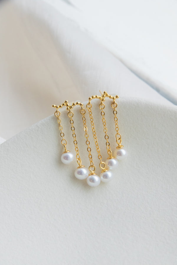 Dancing Curtain Earrings – Top White Pearls on Silver Chain