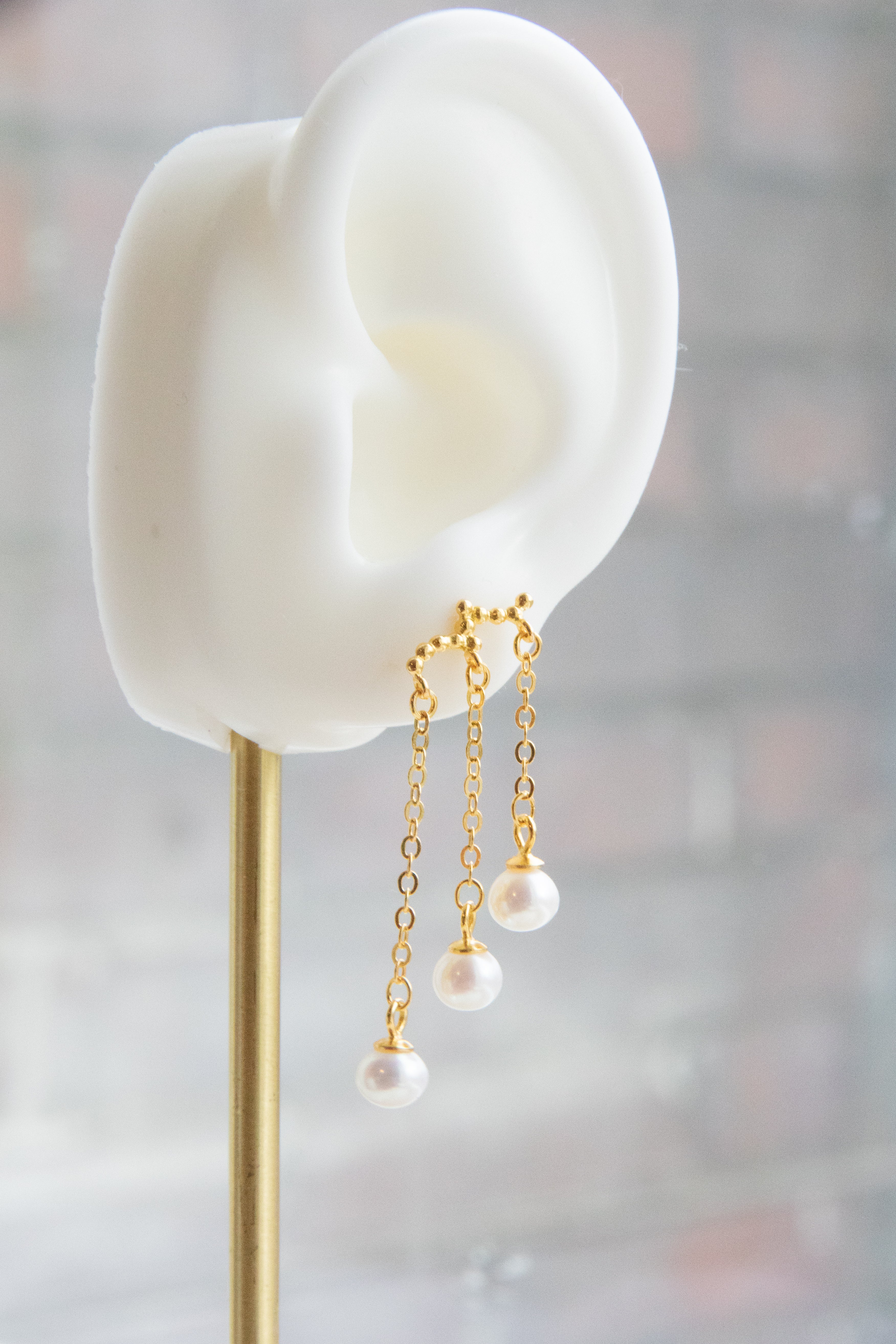 Dancing Curtain Earrings – Top White Pearls on Silver Chain