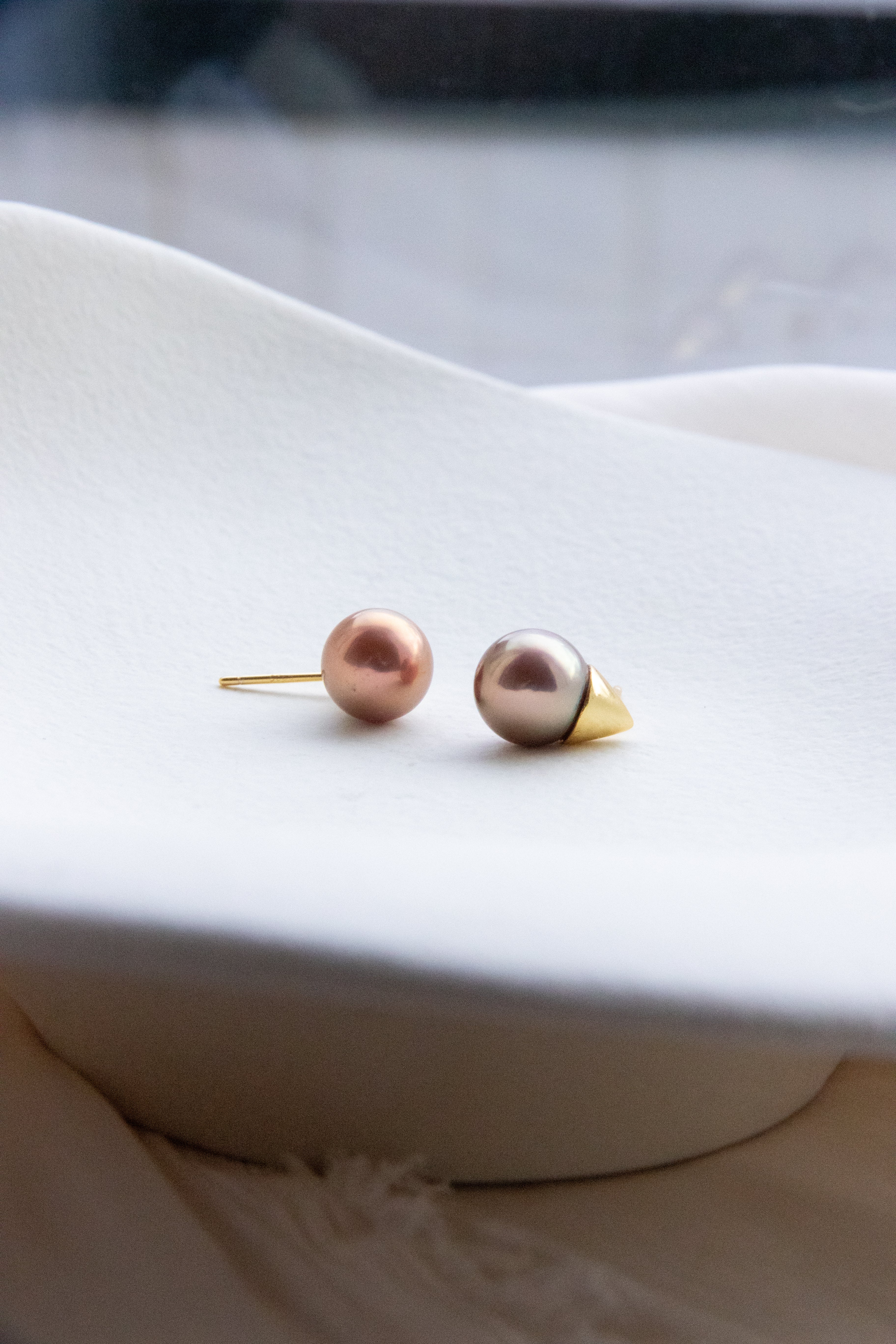 9mm Metallic Freshwater Pearl Stud Earrings – Deep Mirror Shine