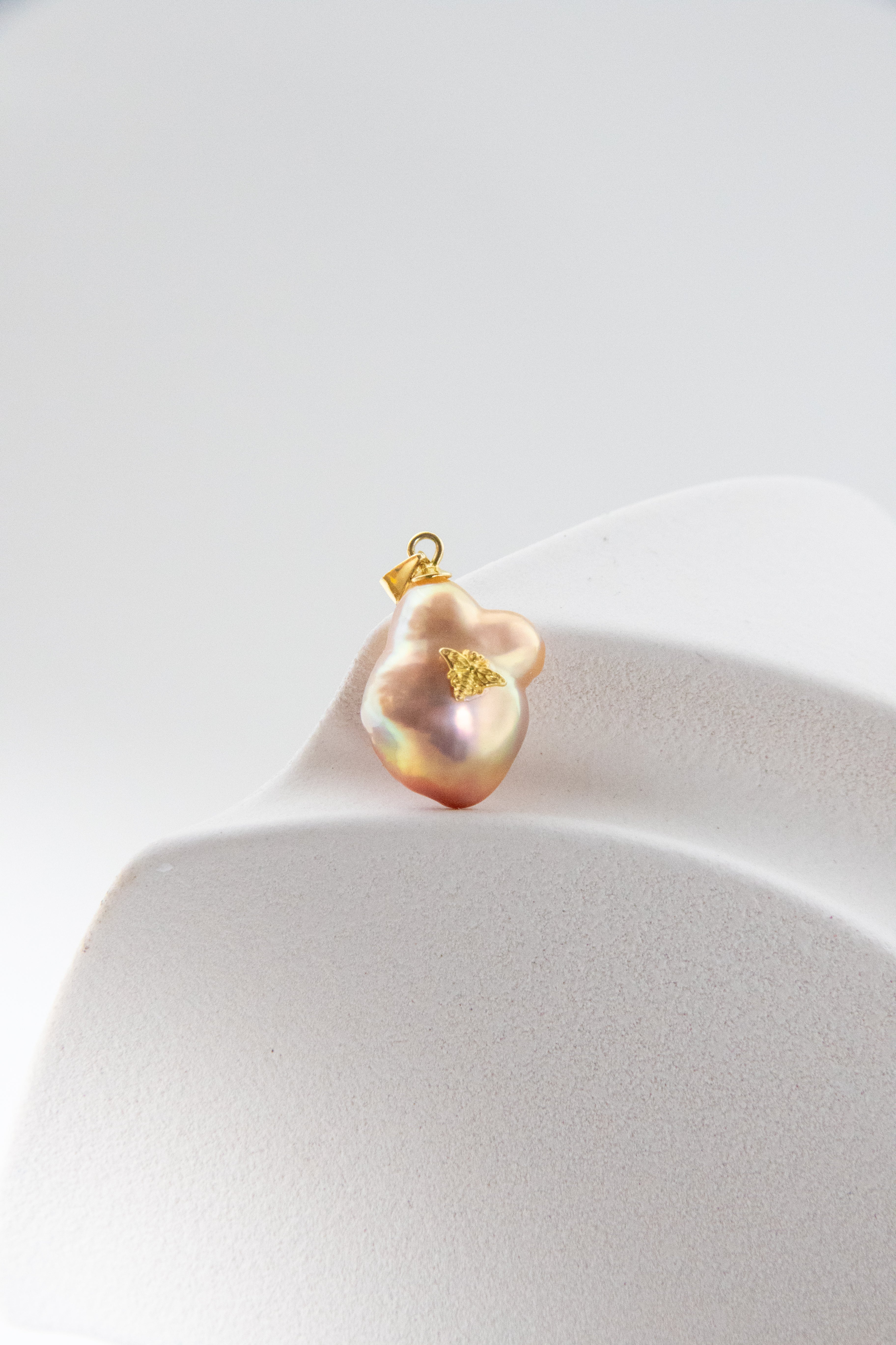 Freshwater clover pearl pendant-Golden sky