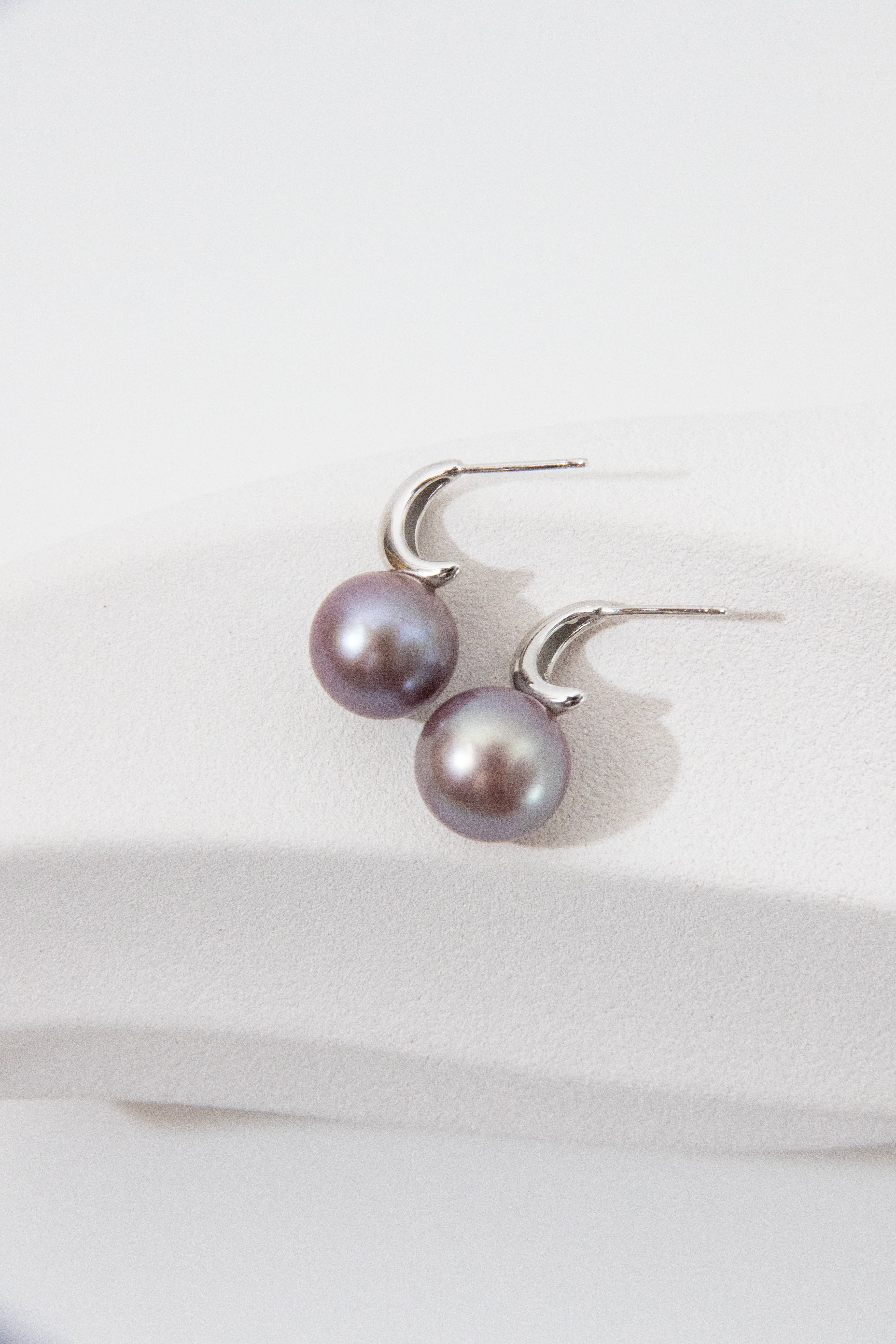 "Midnight Shine" Entry level natural freshwater blue-toned dark purple ear studs.
