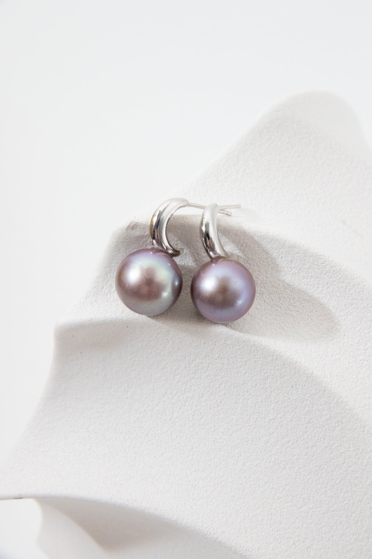 "Midnight Shine" Entry level natural freshwater blue-toned dark purple ear studs.