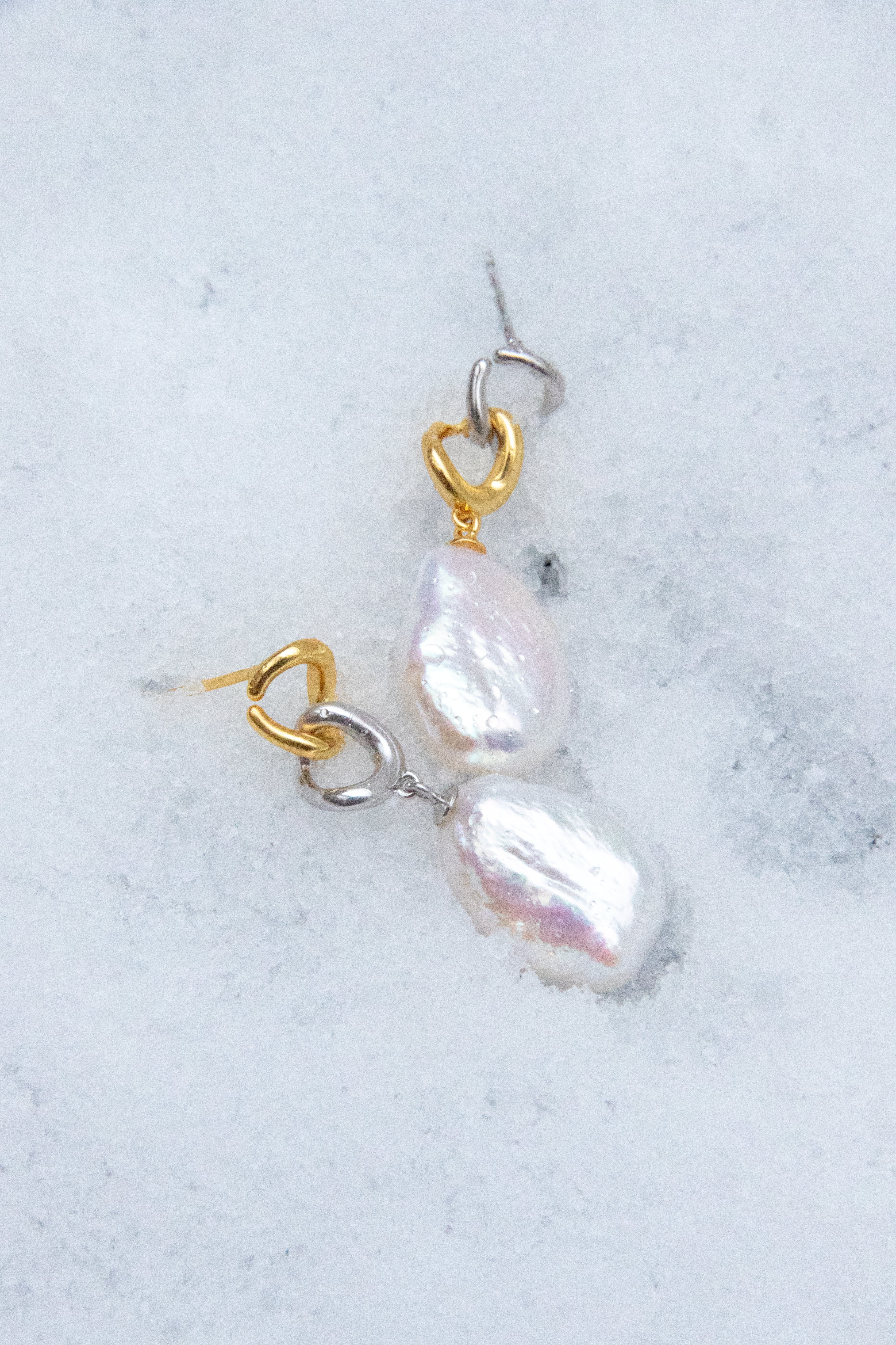 Mixed gold-silver classic white pearl earring.