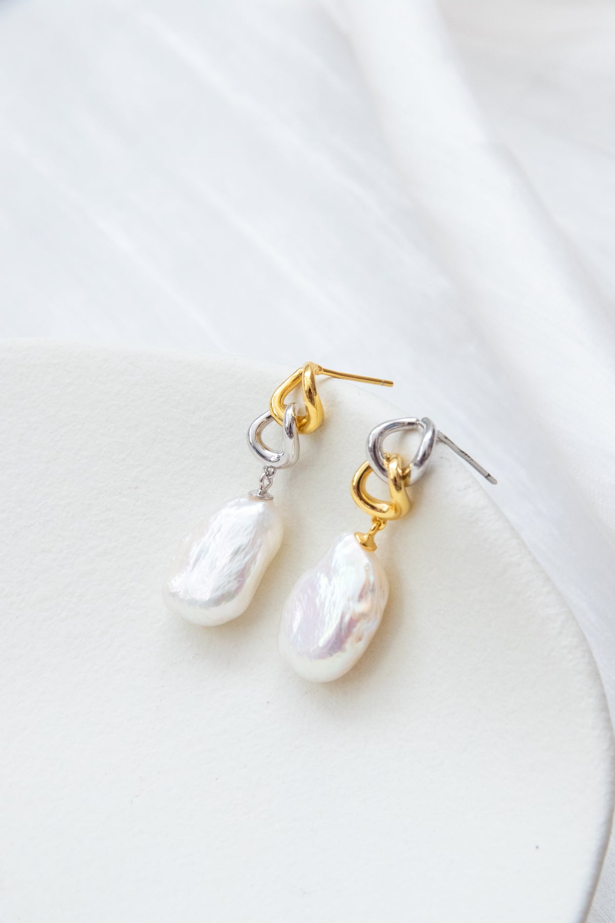 Mixed gold-silver classic white pearl earring.