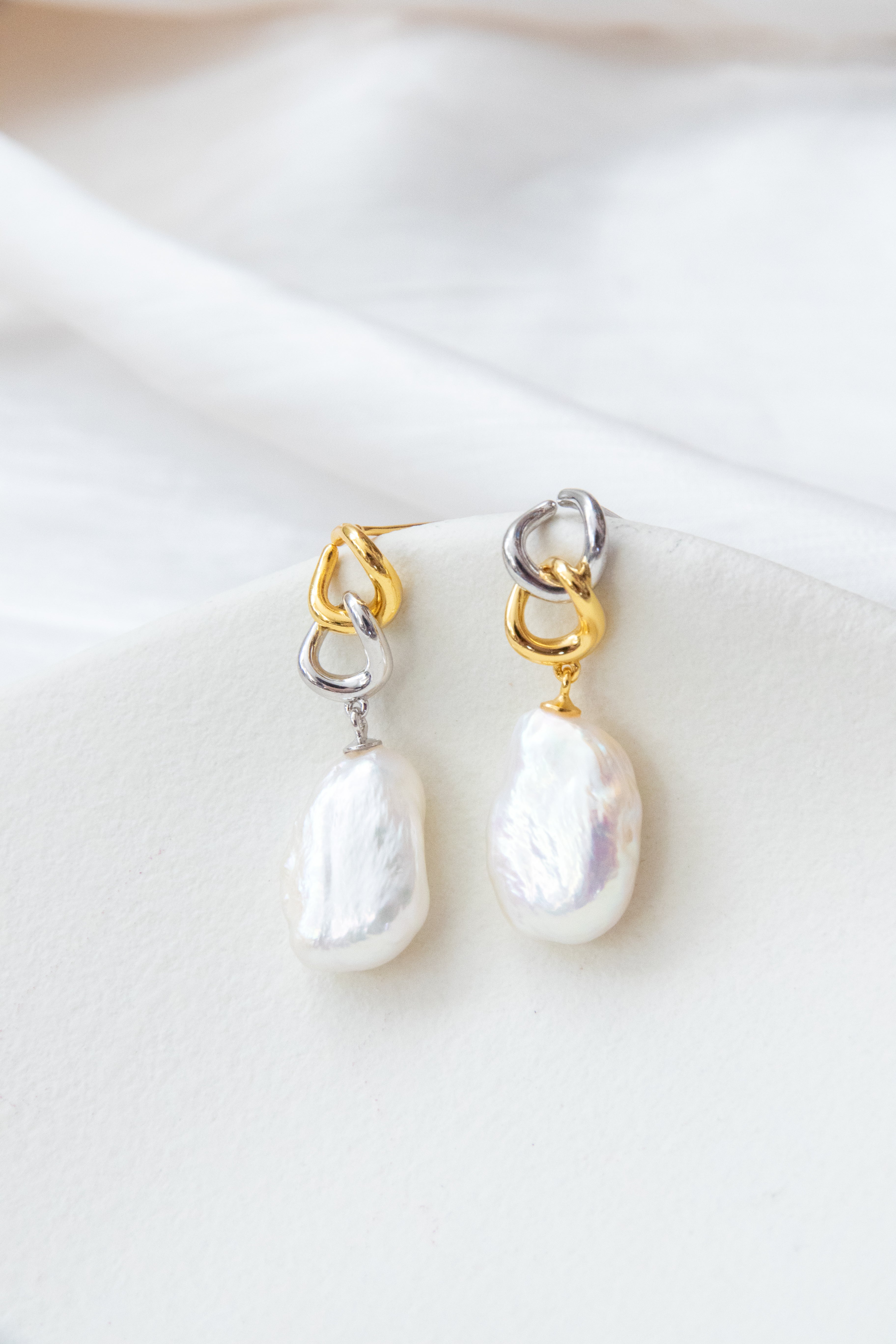 Mixed gold-silver classic white pearl earring.