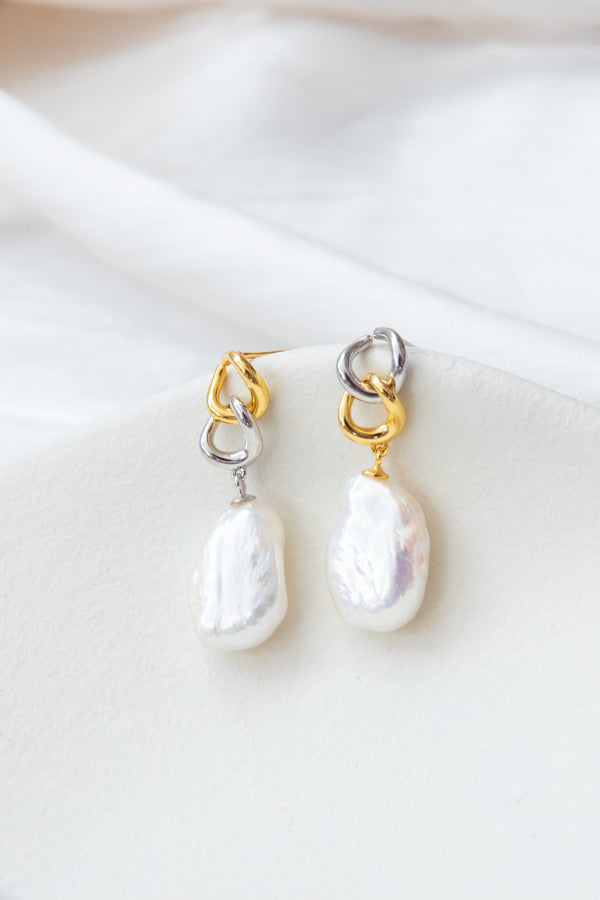 Mixed gold-silver classic white pearl earring.