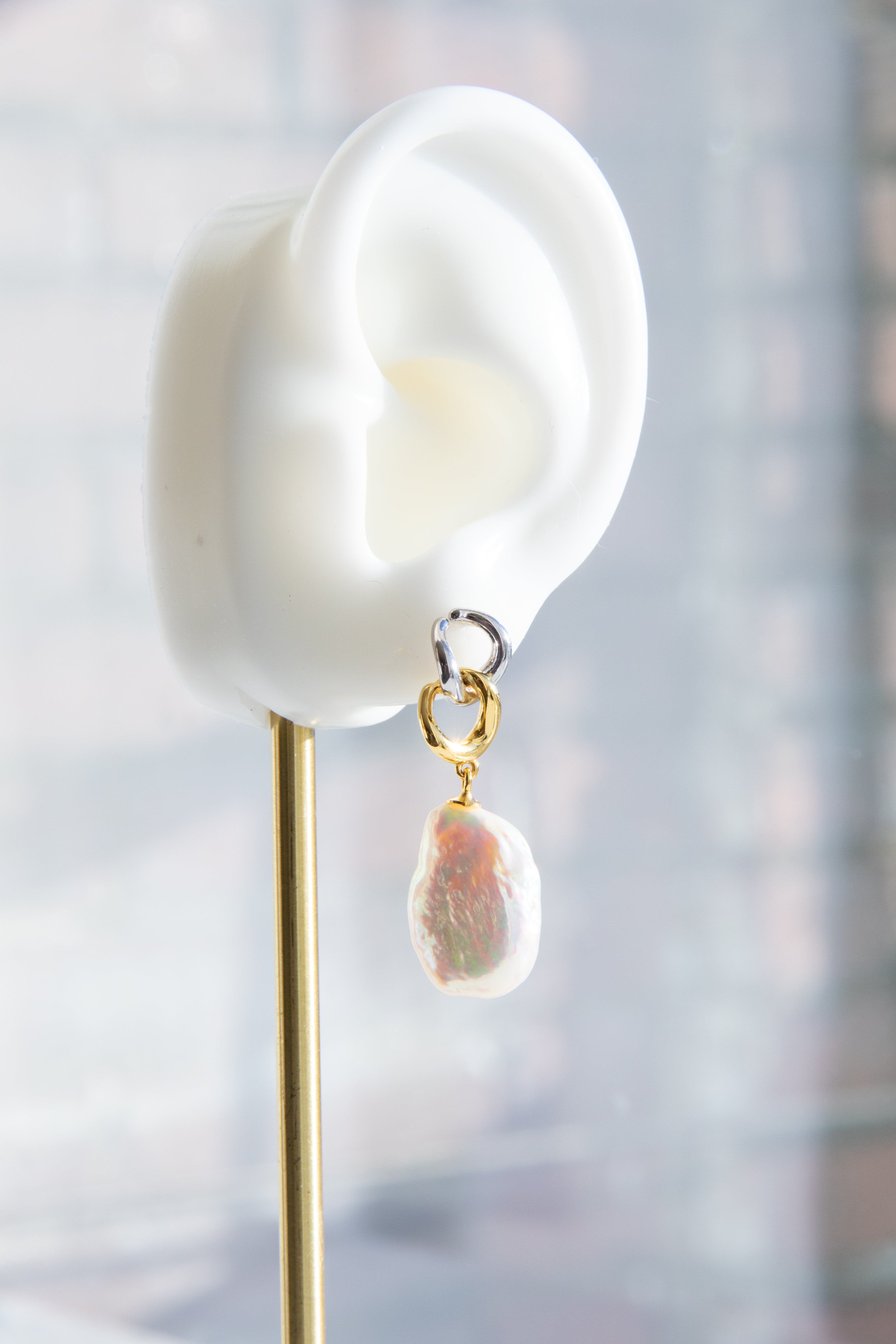 Mixed gold-silver classic white pearl earring.