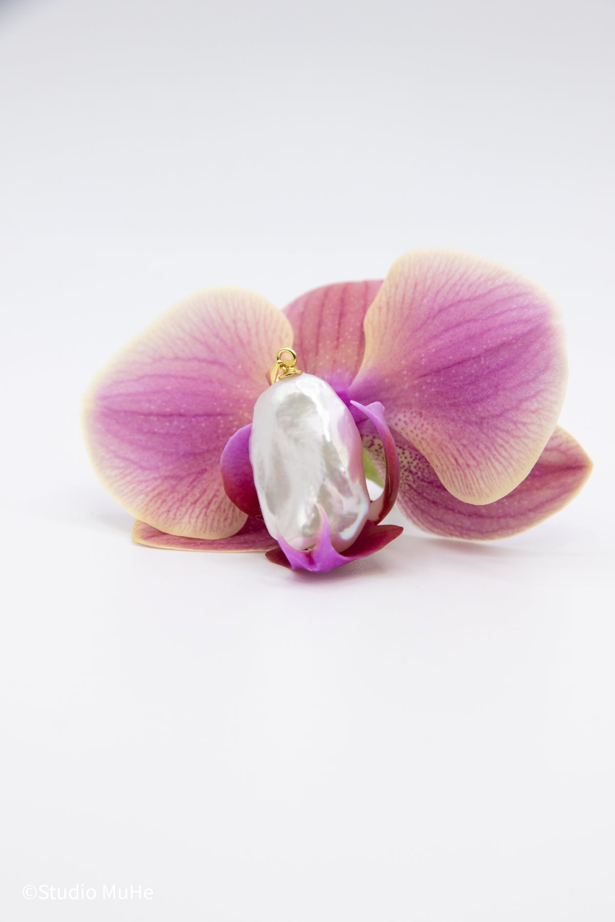 Authentic White seedless petal