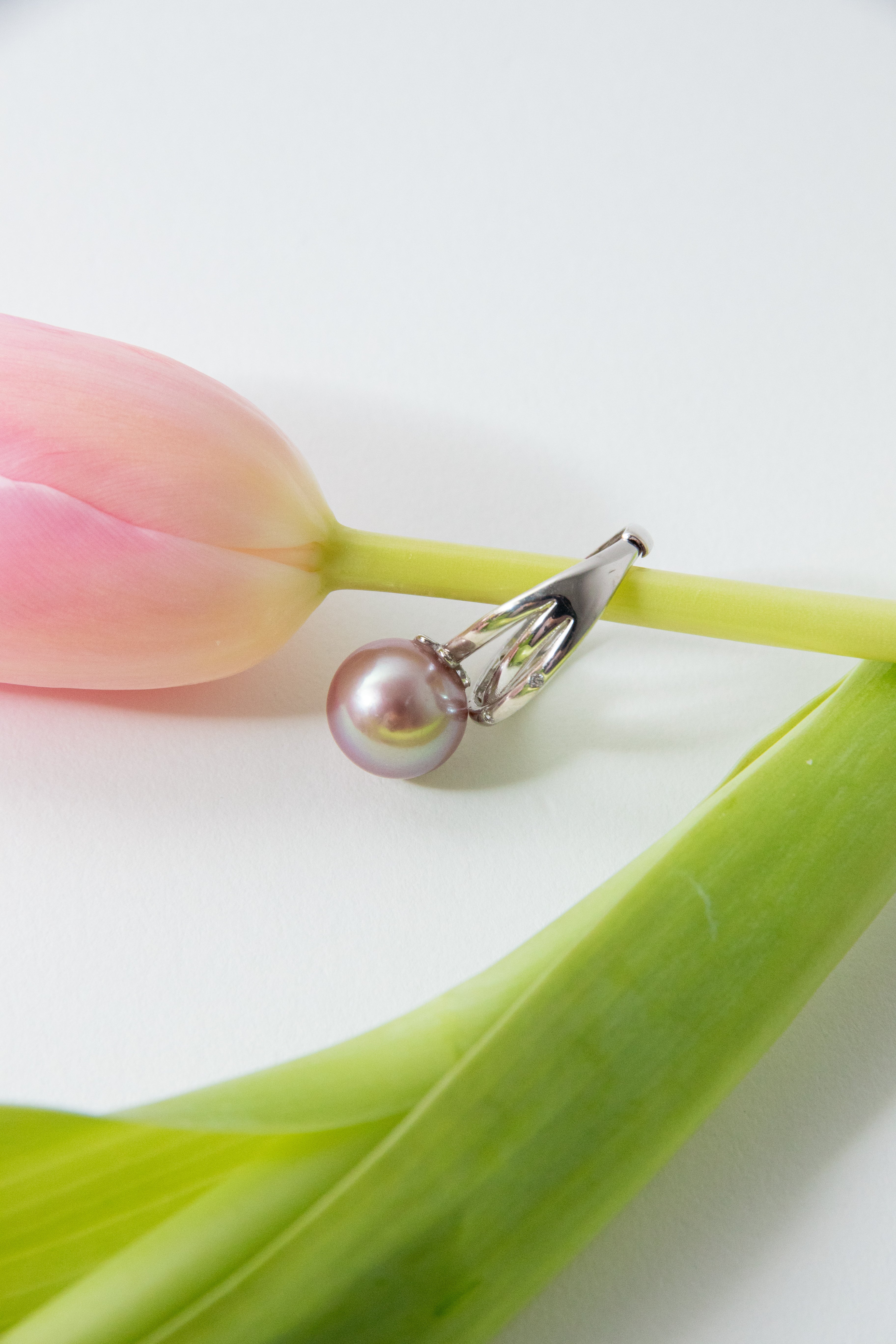 Entry level mild lavender round pearl ring-adjustable size silver ring.