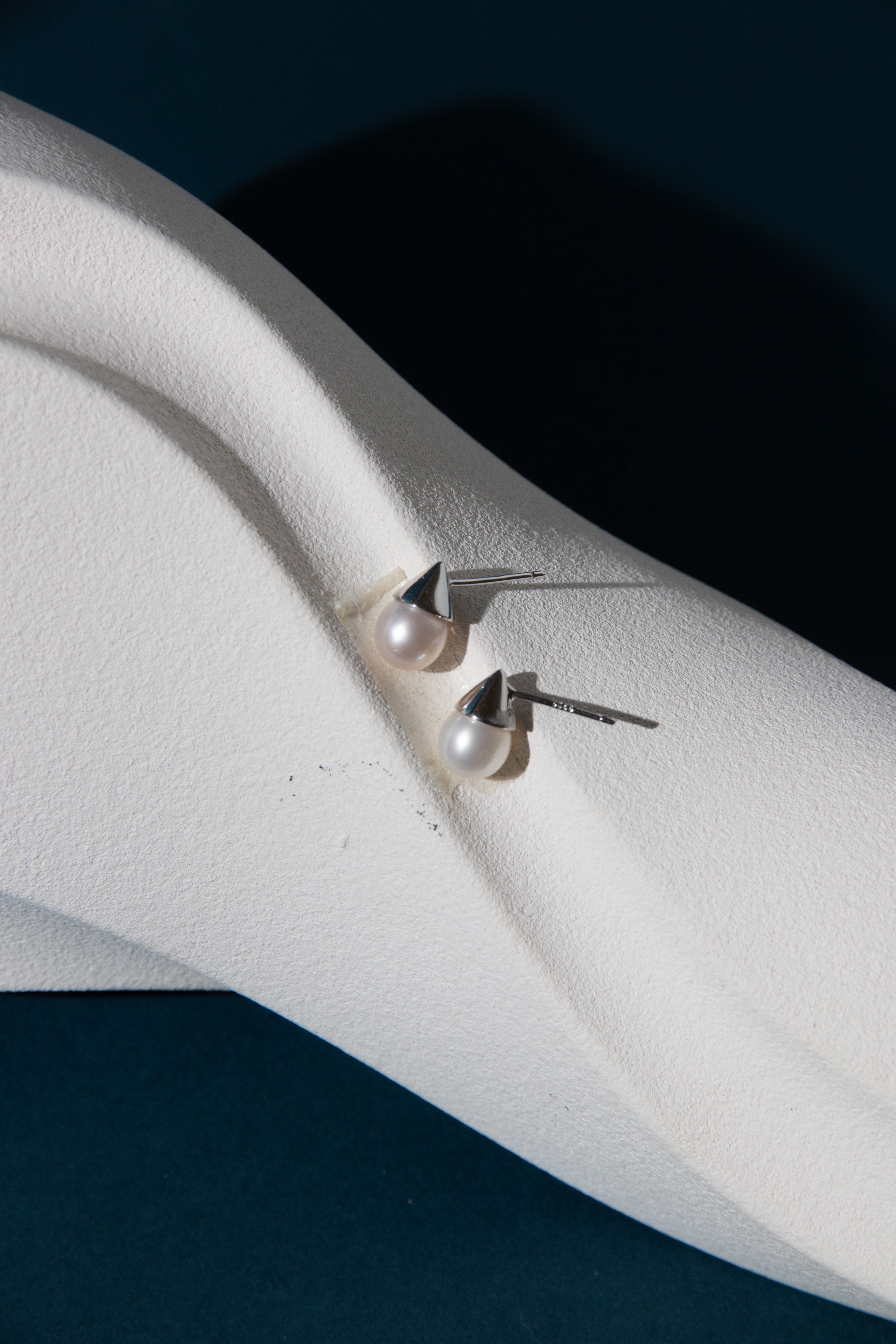 classic daily white round pearl silver studs