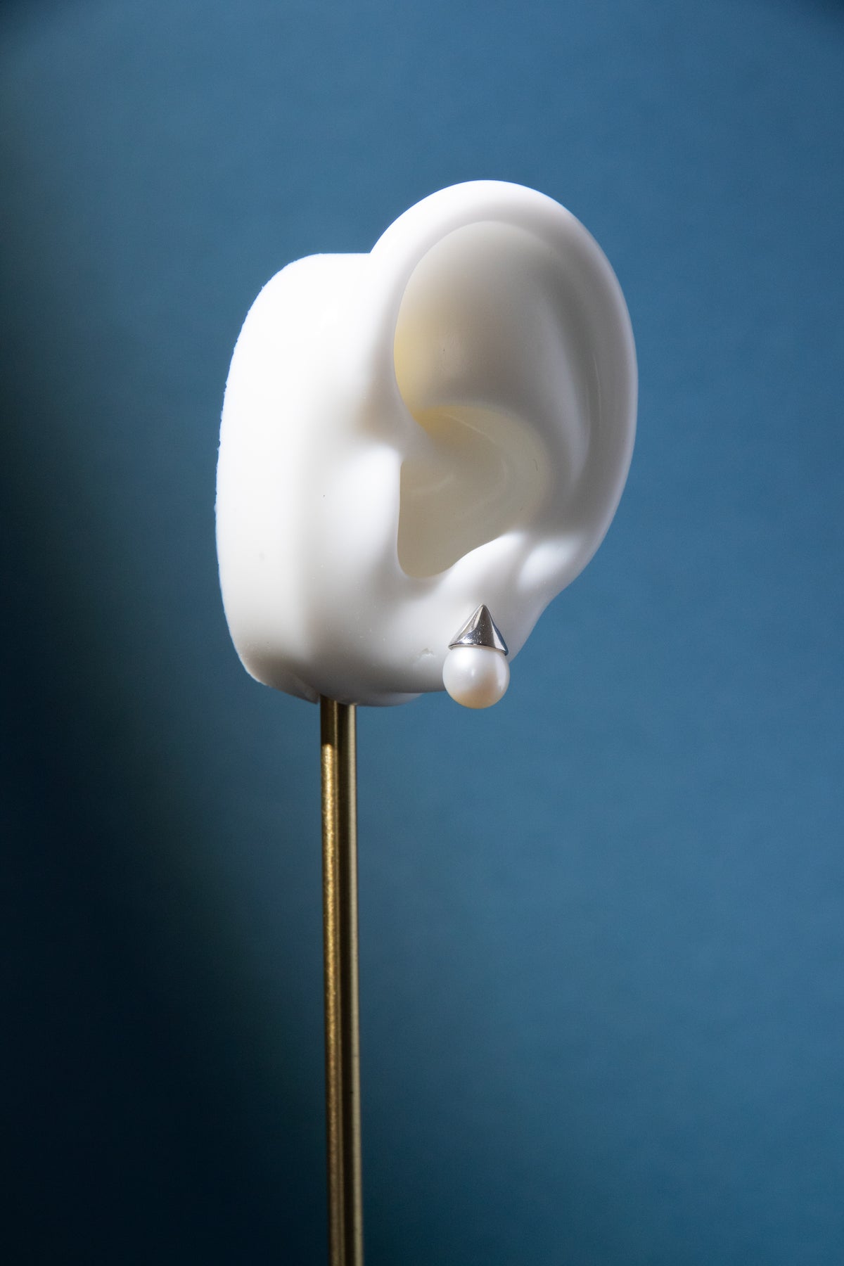 classic daily white round pearl silver studs